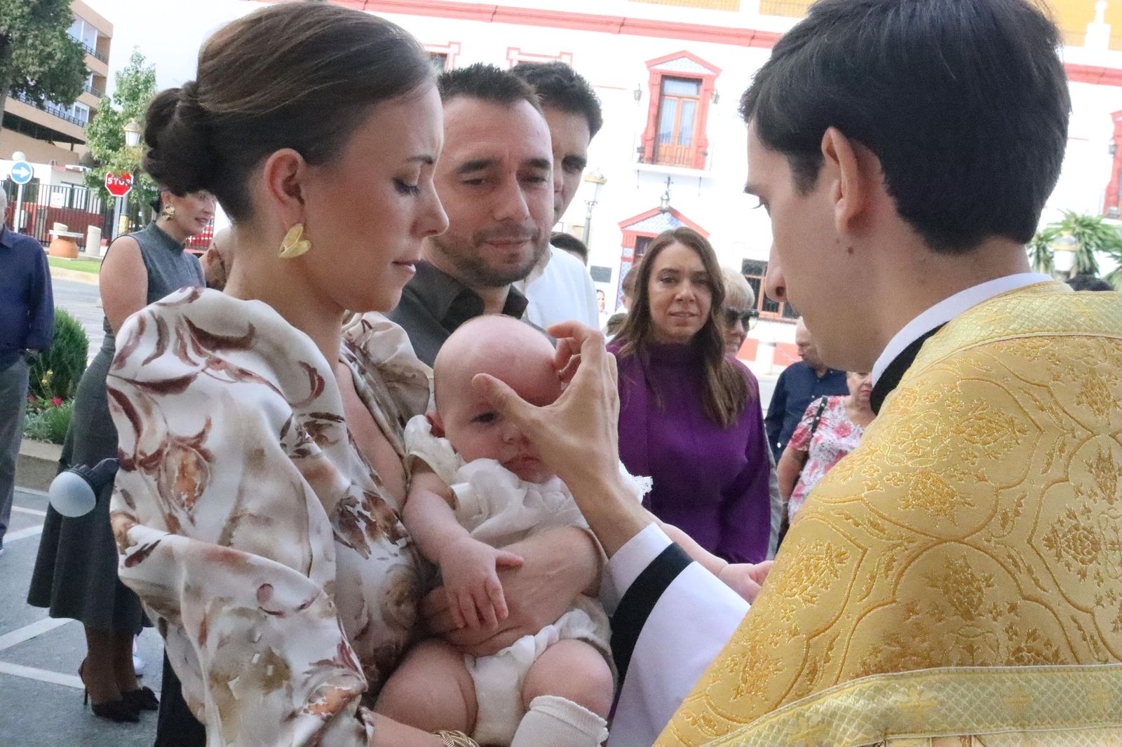 FOTOGALERÍA | Judith e Izan reciben el Sacramento del Bautismo en Nuestra Señora de África