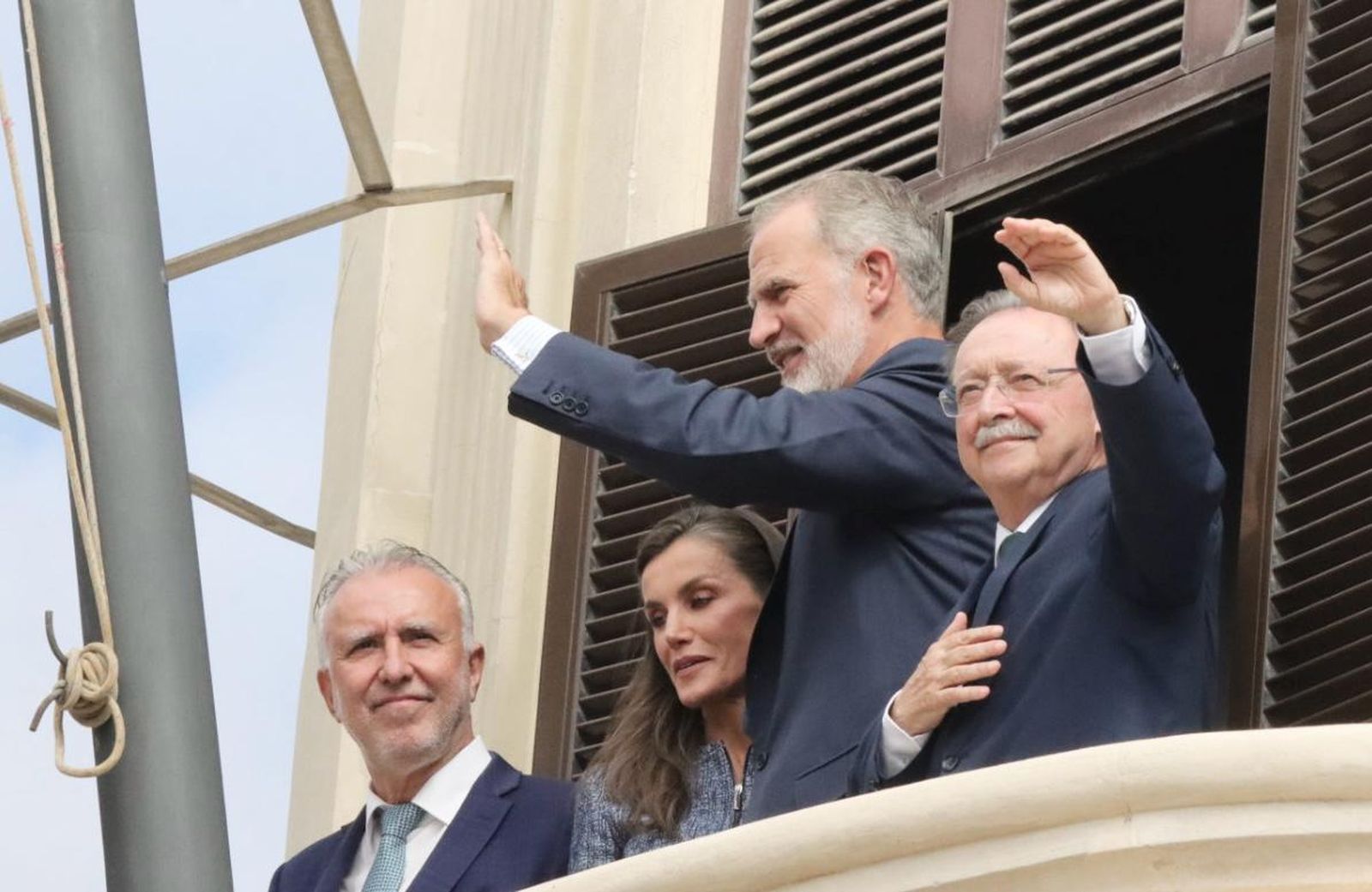 Los Reyes muestran su cercanía a los ceutíes nada más llegar a la ciudad