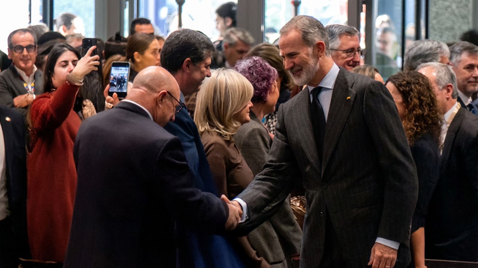 Felipe VI saluda al consejero de Comercio, Turismo, Empleo y Deporte, Nicola Cecchi