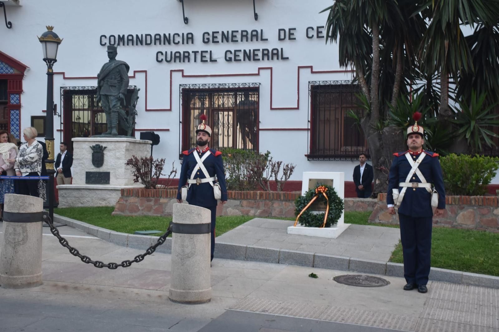 El Ramix 30 protagoniza un solemne arriado de bandera en ‘Foso Almina’