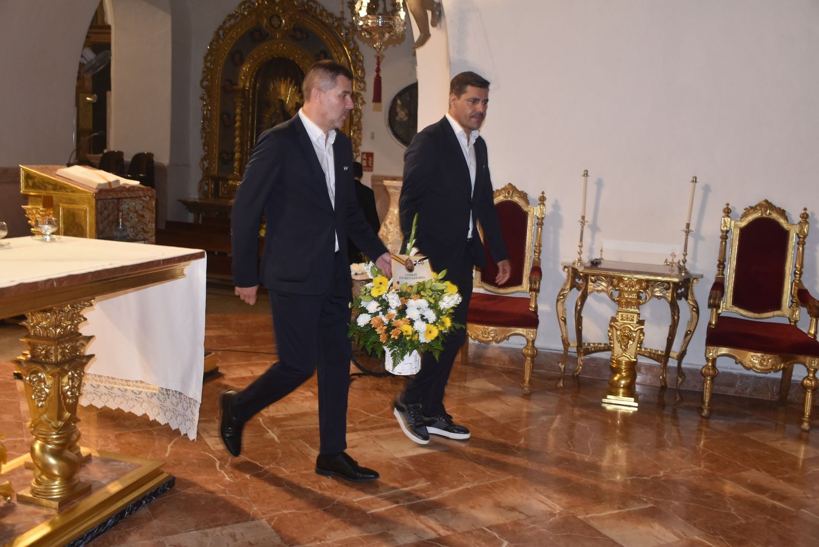 Ofrenda a la patrona y plegaria en Sidi Embarek