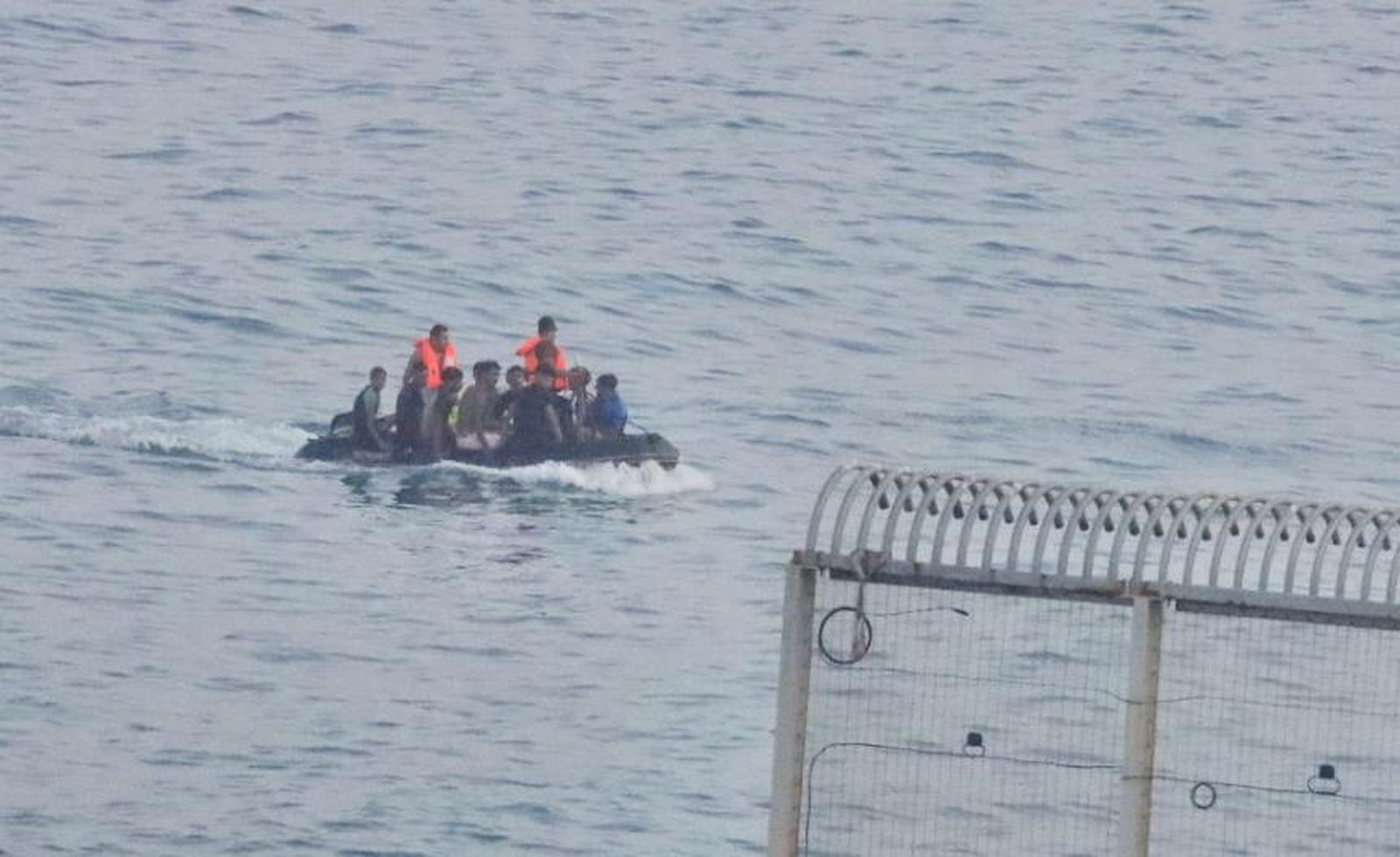 Migrantes marroquíes interceptados por la Marina Real de Marruecos antes de llegar a la playa del Tarajal