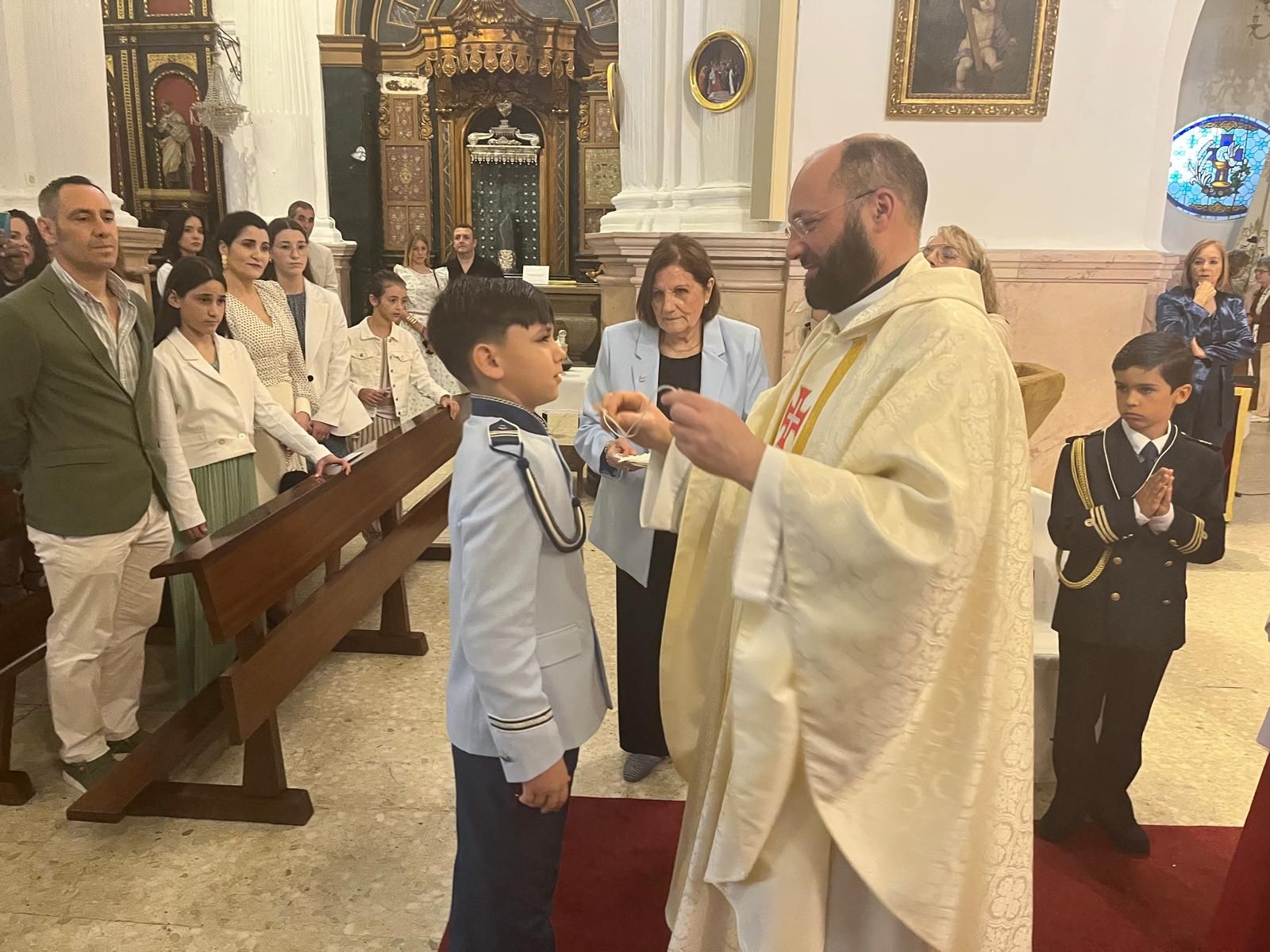 El vicario oficia comuniones en el Santuario de la Virgen de África