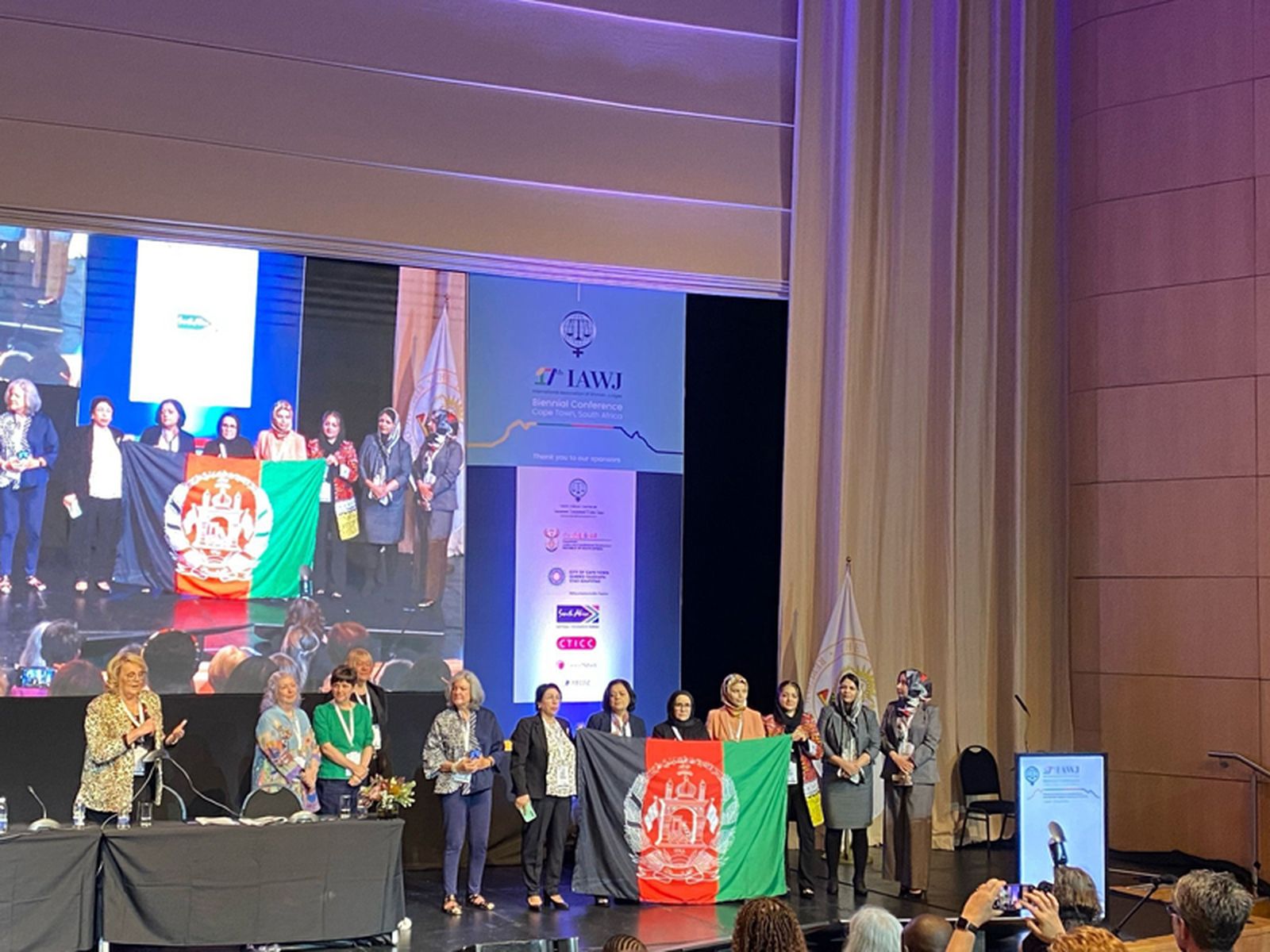 Mujeres con una bandera de Afganistán. / FOTO CEDIDA