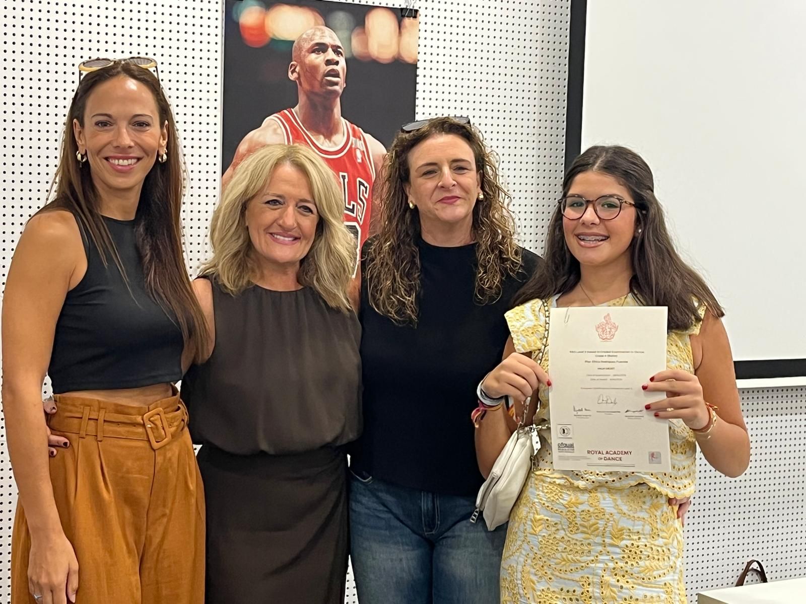 La Royal Academy of Dance entrega los diplomas a las alumnas de la Escuela de Rosa Founaud