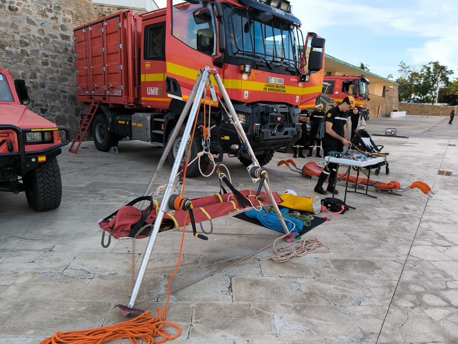 La UME expone sus medios en las Murallas Reales