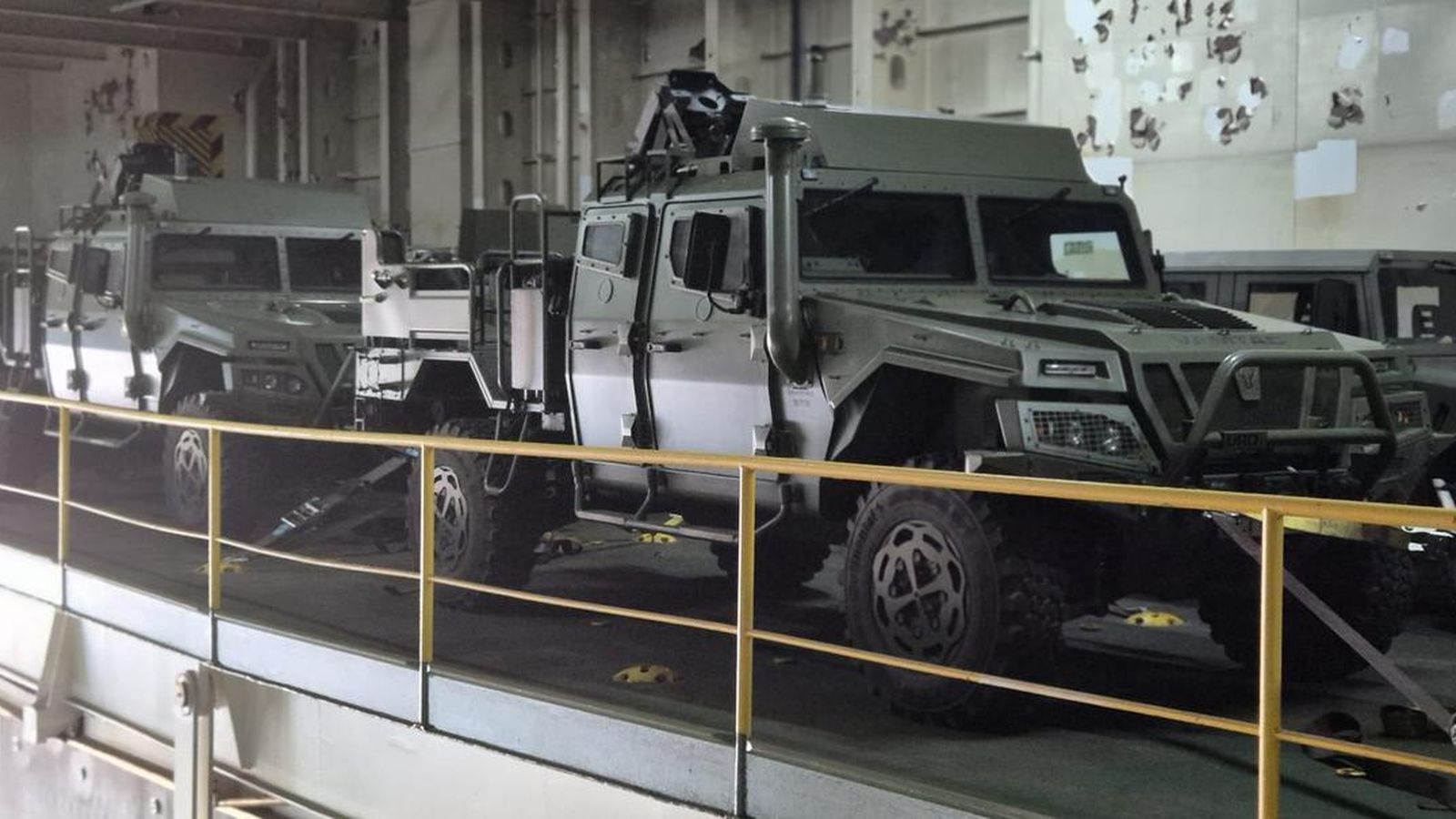 Recepción de los morteros EIMOS sobre VAMTAC a bordo del buque logístico Ysabel, antes de su traslado a la Comandancia General de Ceuta.