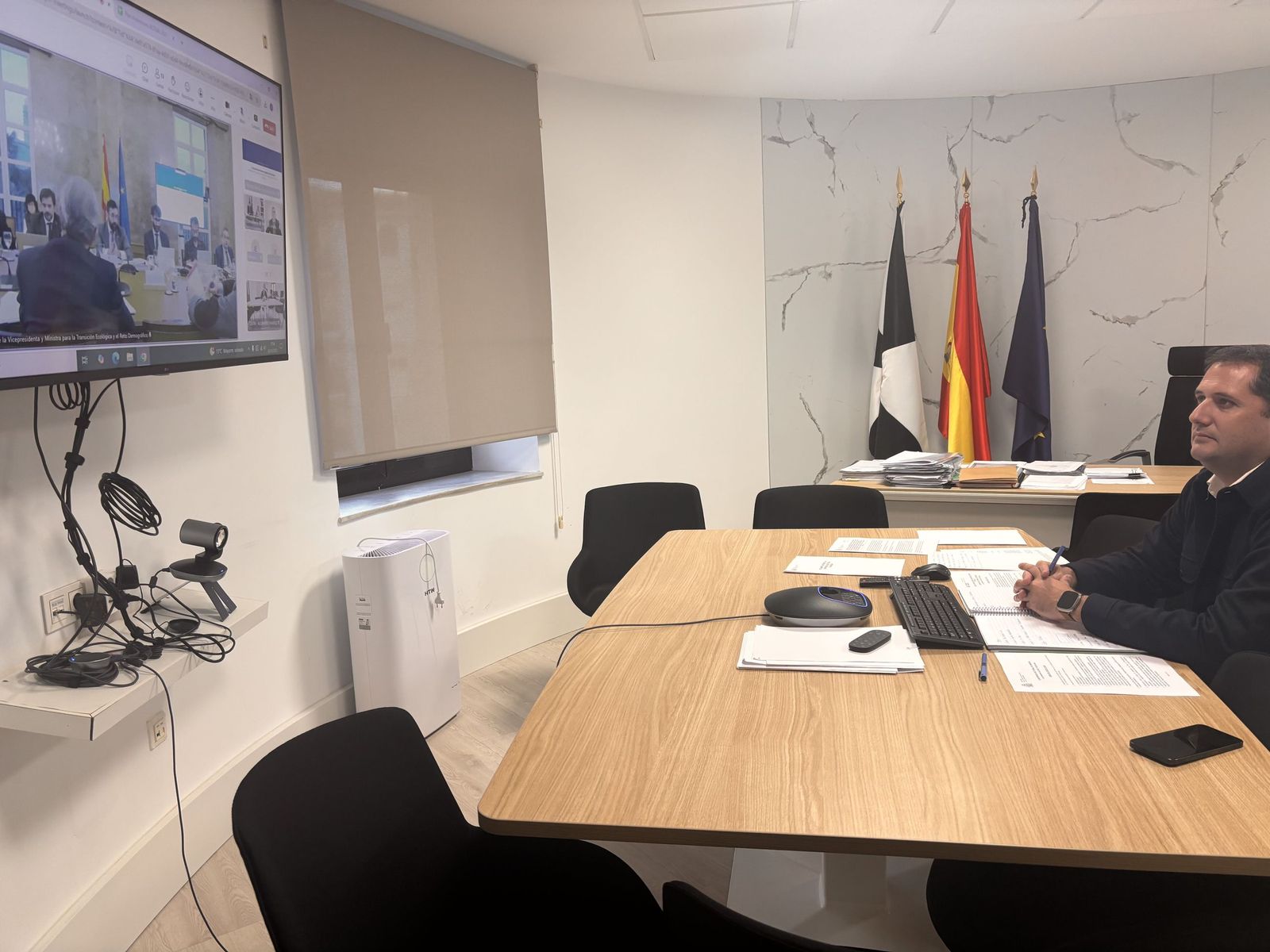 El vicepresidente primero y consejero de Medio Ambiente, Servicios Urbanos y Vivienda, Alejandro Ramírez, ha participado este lunes por videoconferencia en la Conferencia Sectorial  convocada por el Ministerio para la Transición Ecológica y el Reto Demográfico