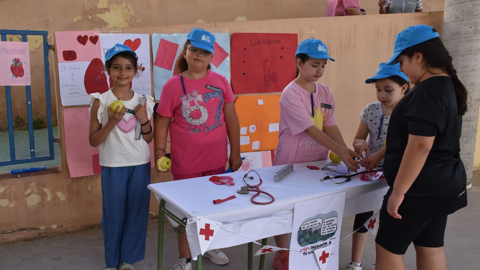 Feria de Hábitos Saludables organizada por la enfermera escolar del CEIP Santa Amelia, Alejandra González