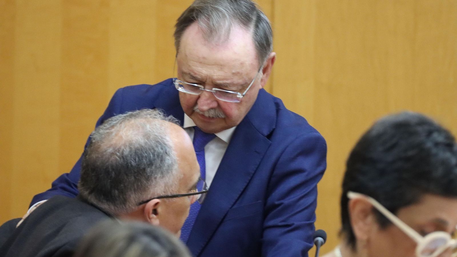 El presidente Vivas dialoga con el consejero gaitán en la sesión plenaria de este miércoles