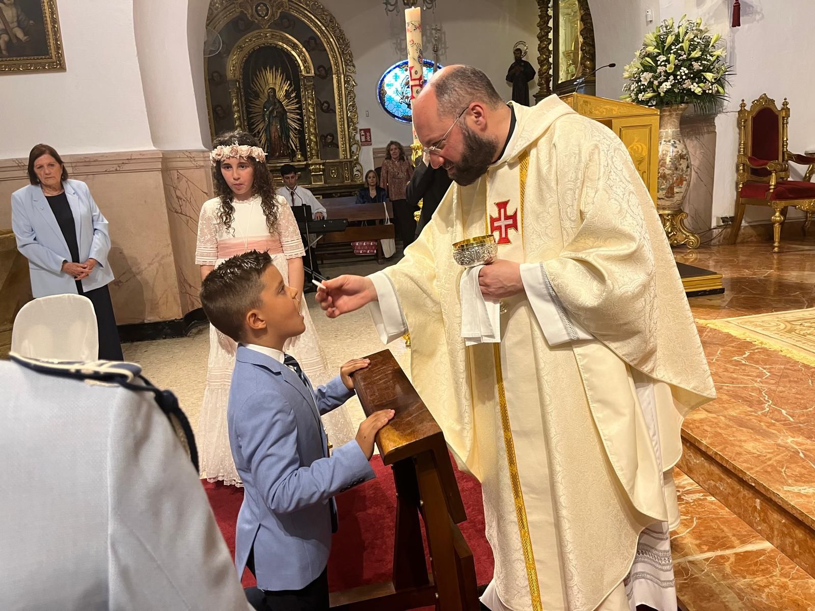El vicario oficia comuniones en el Santuario de la Virgen de África