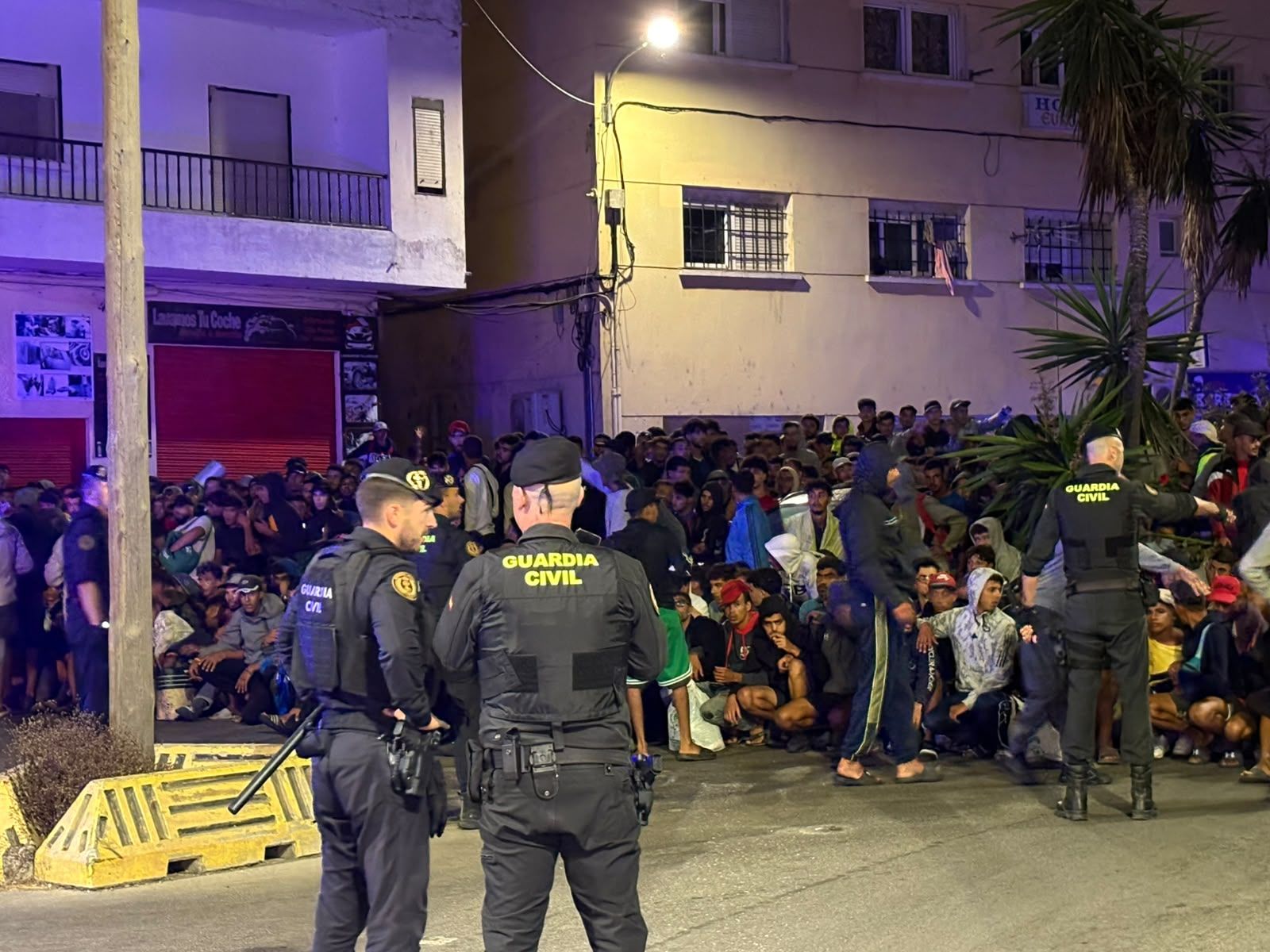 Comienza el traslado de los migrantes de Benítez y el Trampolín al centro temporal del puerto