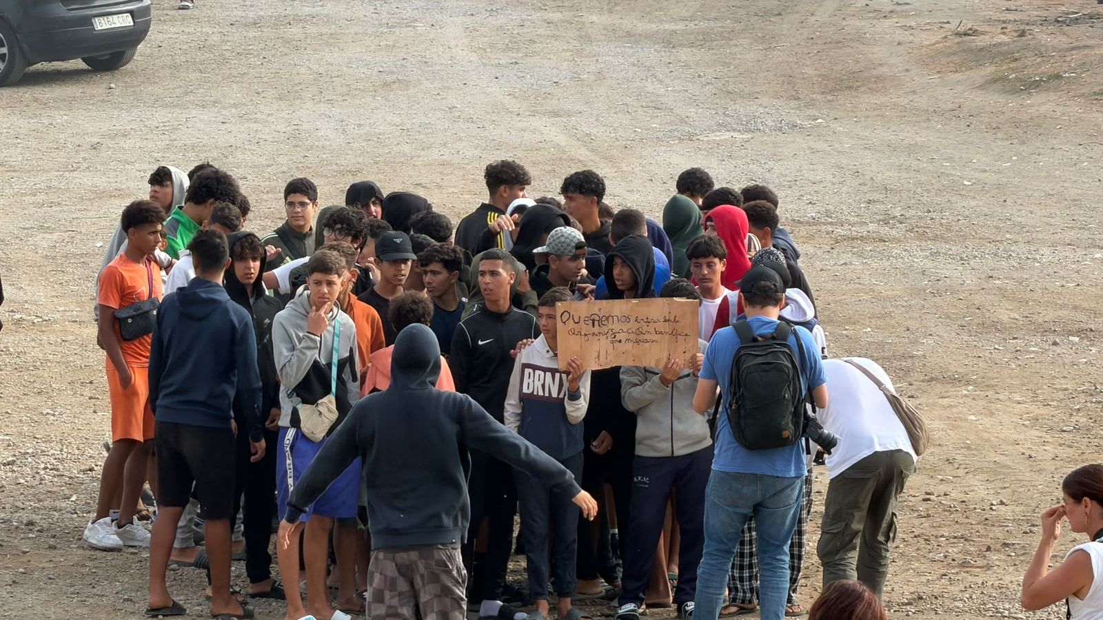 Concentración de menores migrantes solos en la playa del Trampolín para exigir acceder a recursos de acogida