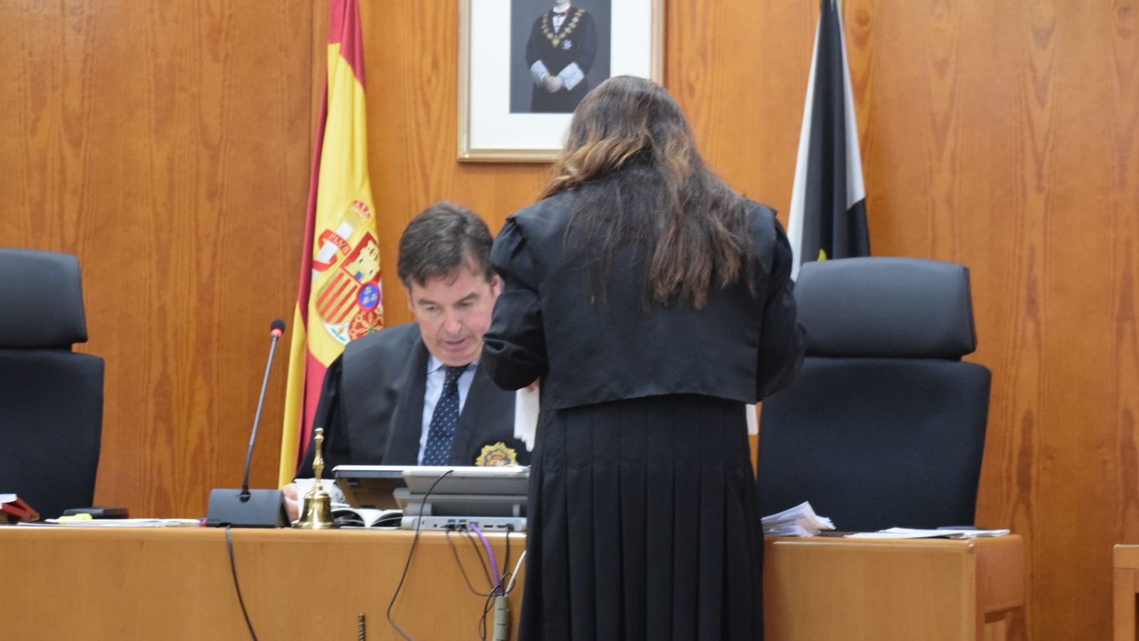 La abogada Inmaculada Guil con el juez Luis de Diego Alegre este martes.