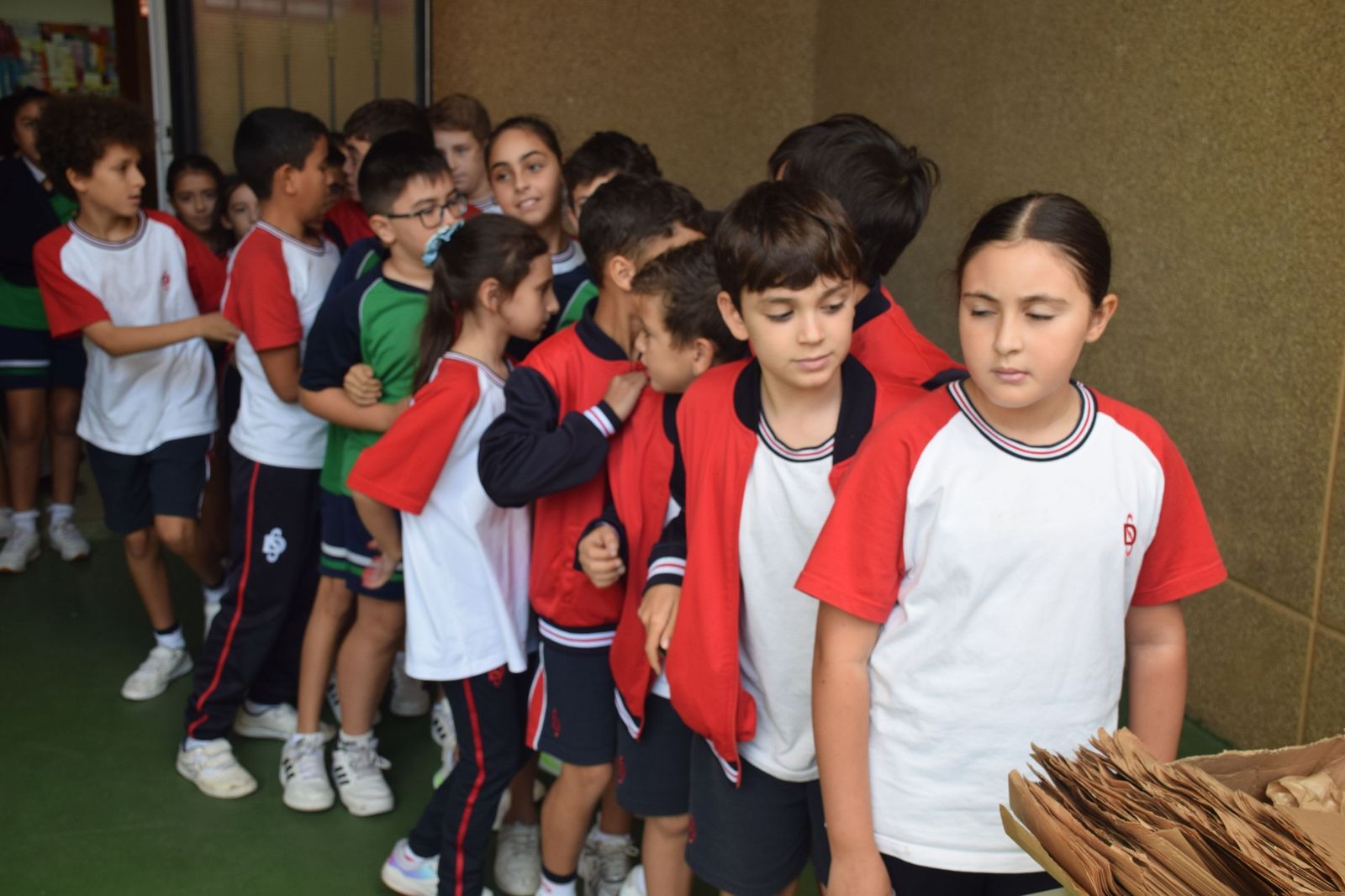 FOTOGALERÍA | El Castañero visita el Colegio San Daniel para 'encender' la tradición de La Mochila