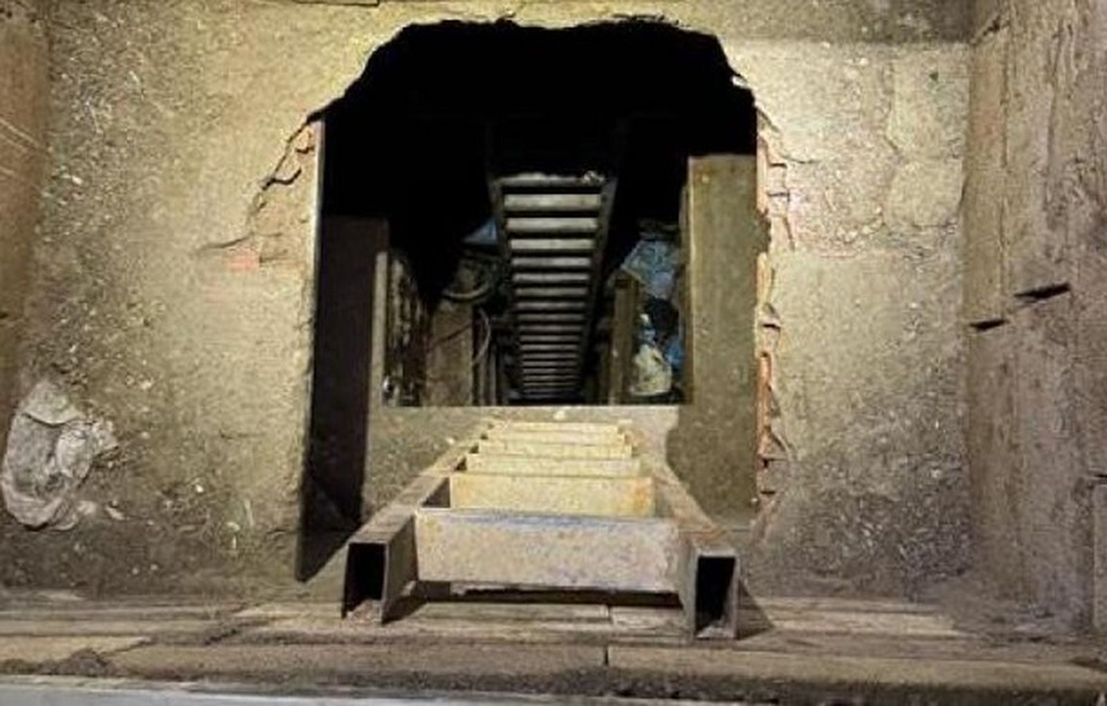 Imagen de la entrada del túnel hallado en el Polígono del Tarajal en febrero de 2025.