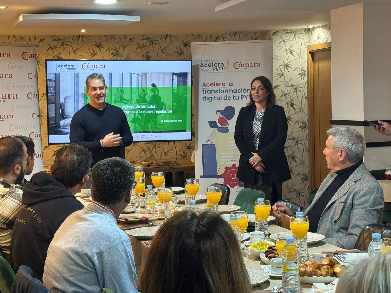El presidente de la Cámara de Comercio, Karim Bulaix, junto a la responsable de formación en Control Laboral, Belinda Mencía, durante la charla de este miércoles