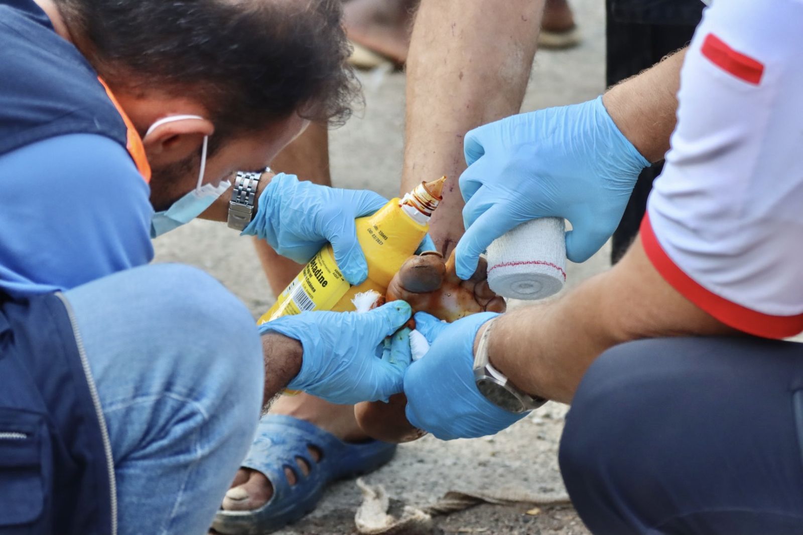 Sanitarios curan a un migrante en la playa El Trampolín