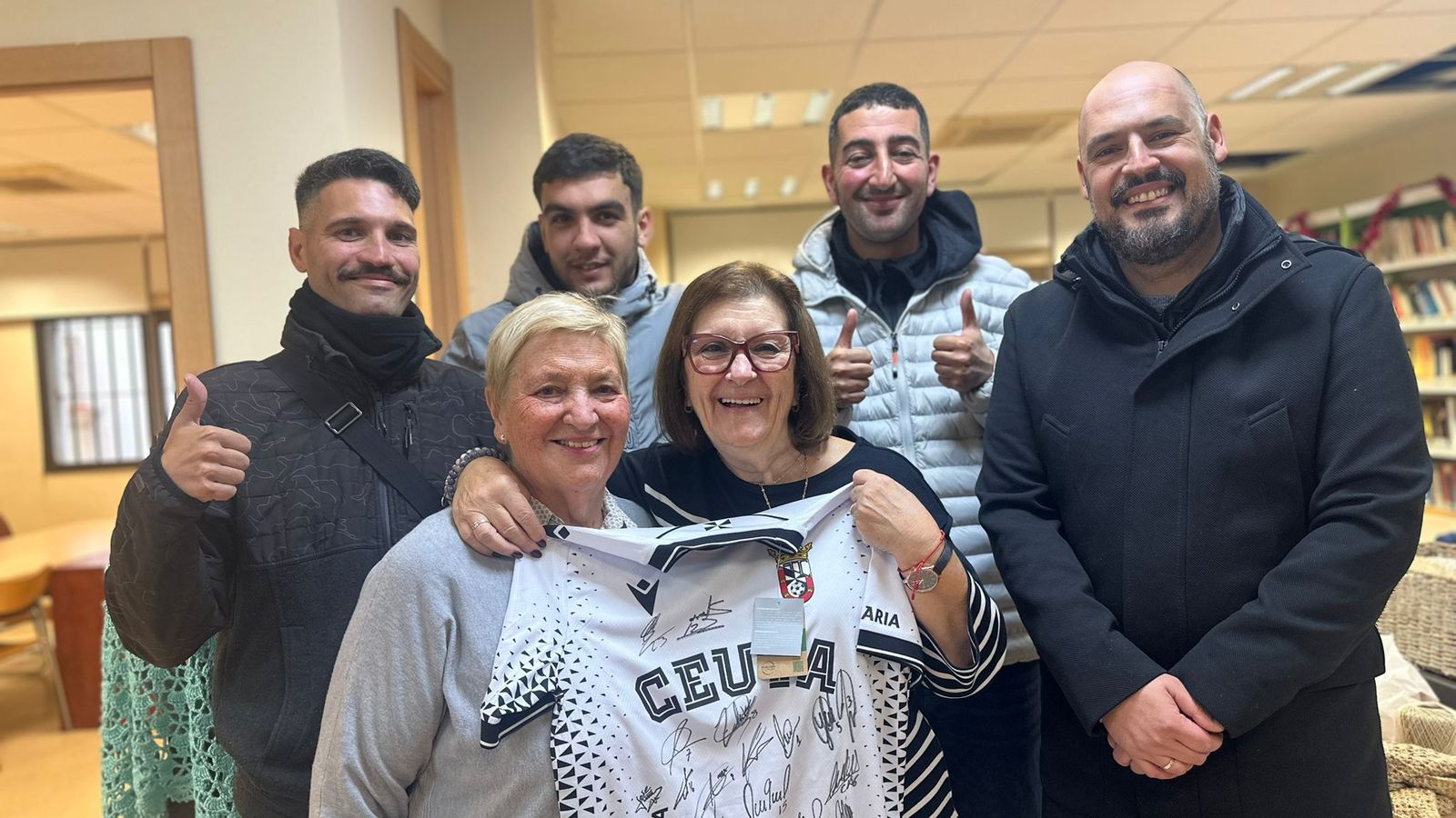 Entrega de la camiseta Hypermotion de la AD Ceuta FC a la ganadora del sorteo