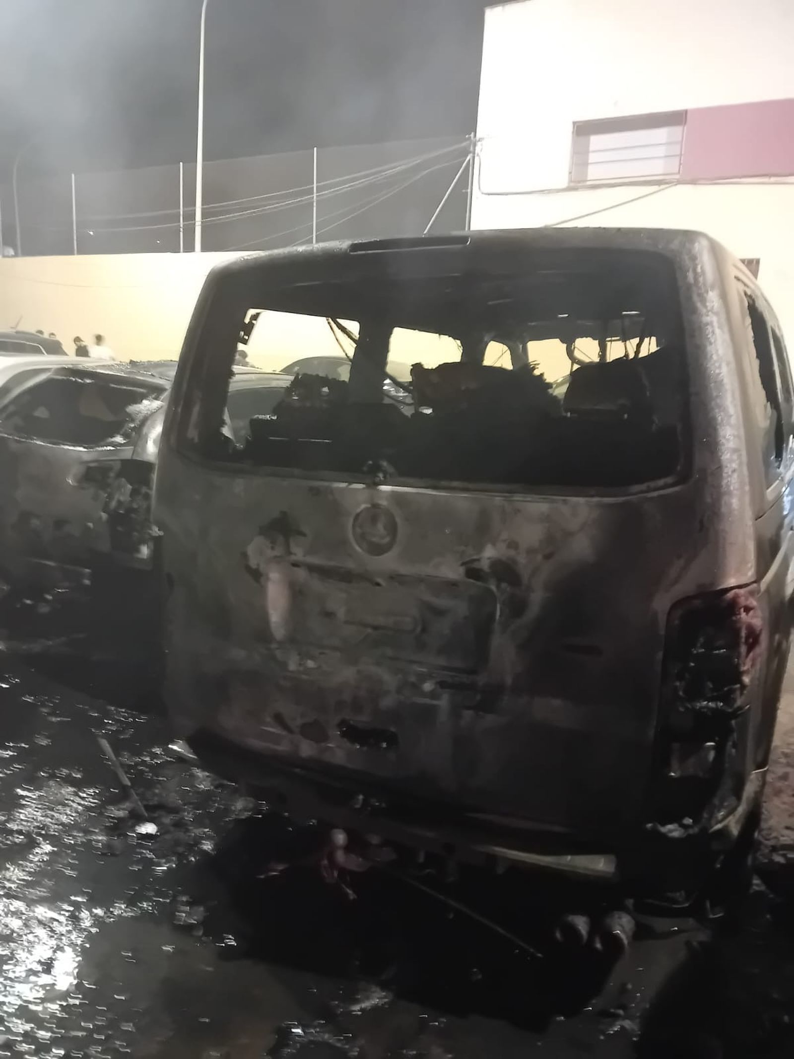 Imágenes de los vehículos calcinados la pasdaa madrugada junto al CEIP Reina Sofía