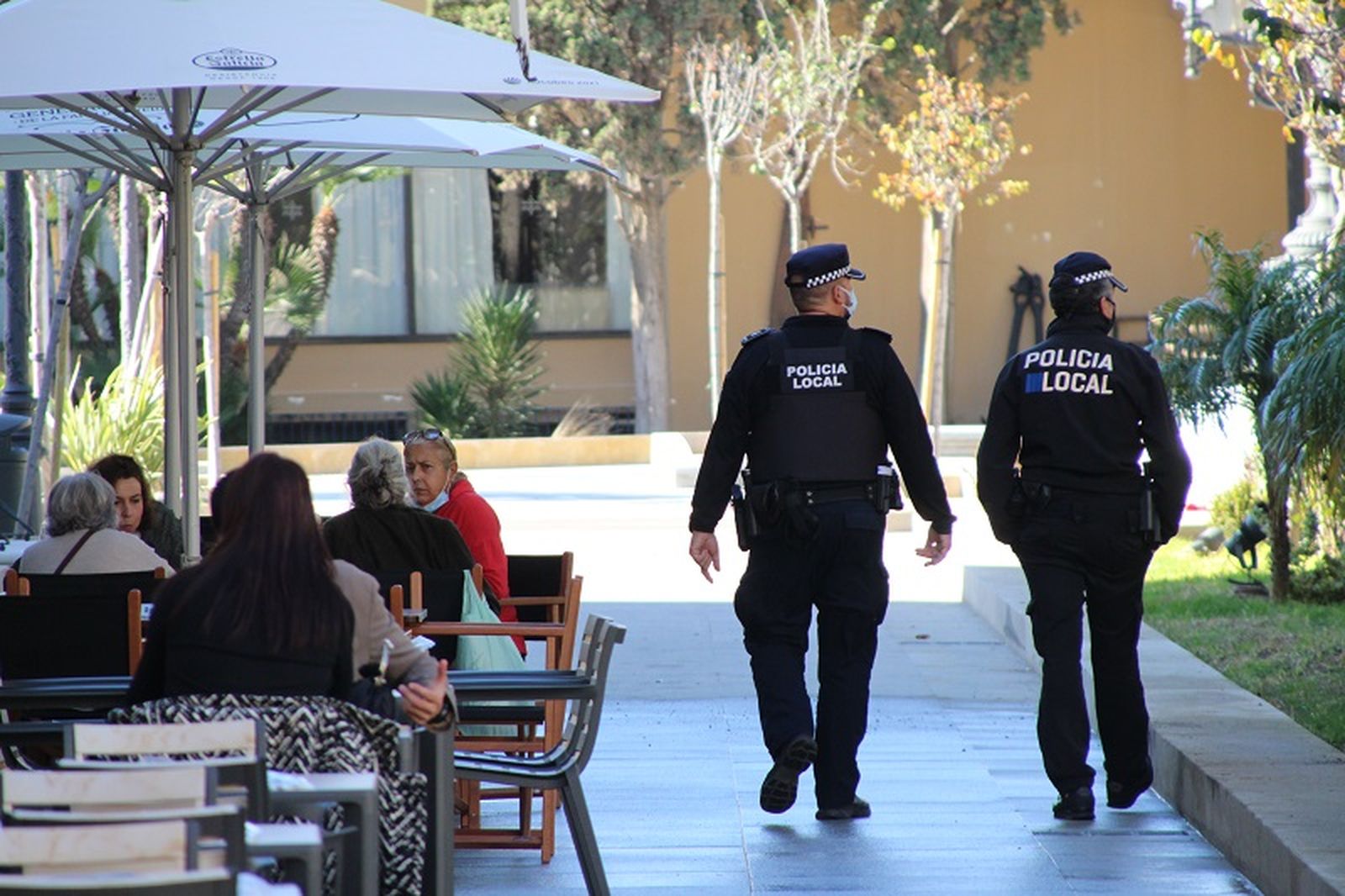 Policía Local vigilando que la gente llevase la mascarilla puesta en las terrazas / ARCHIVO