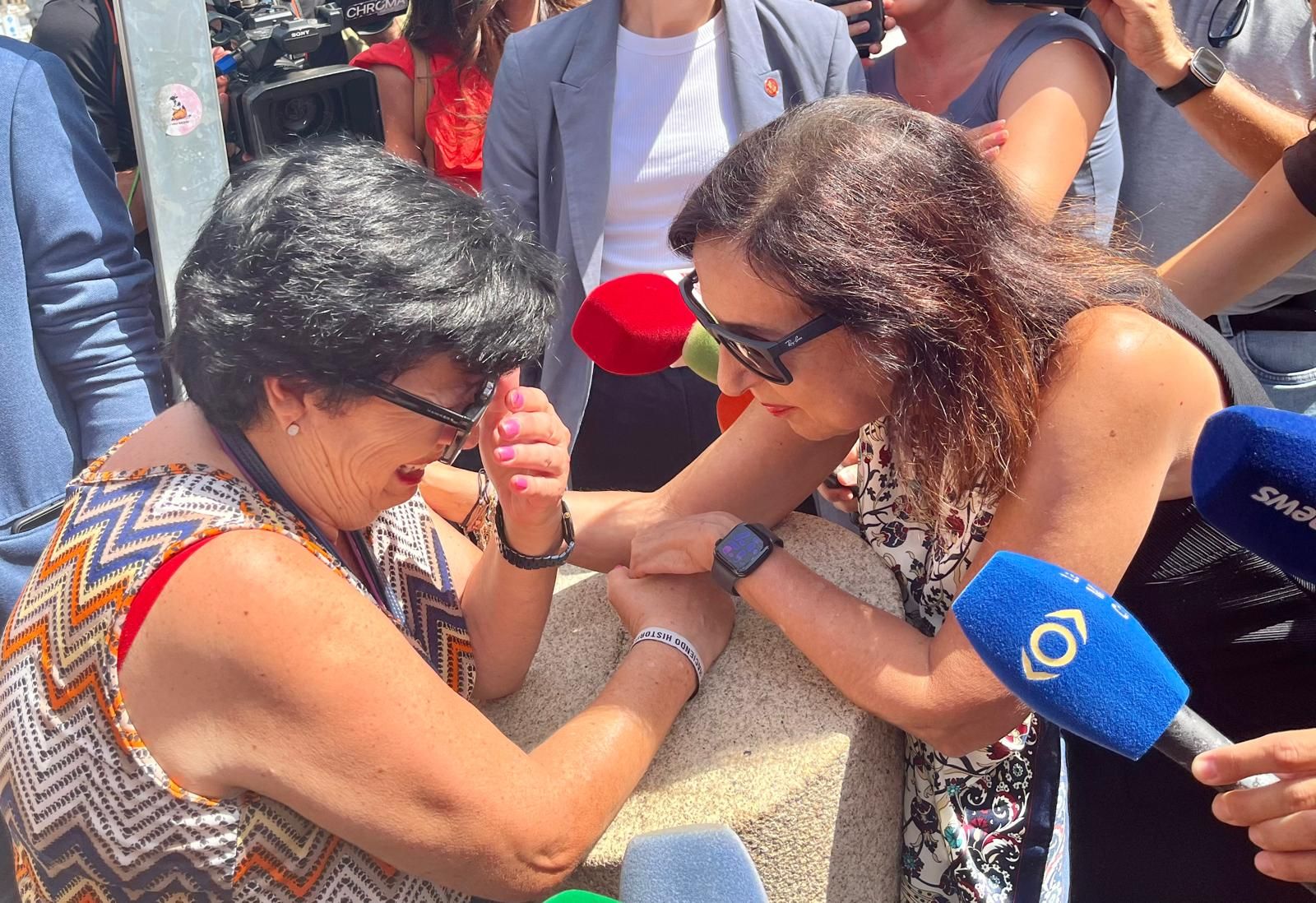La ministra Margarita Robles atiende a una ciudadana ceutí