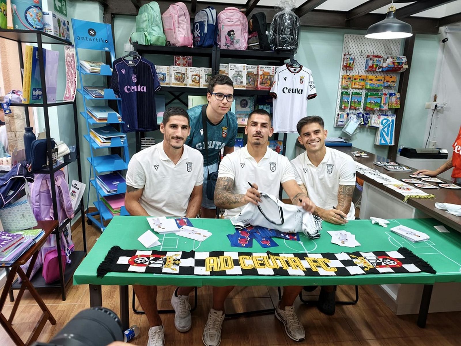 Firma de los jugadores de la AD Ceuta
