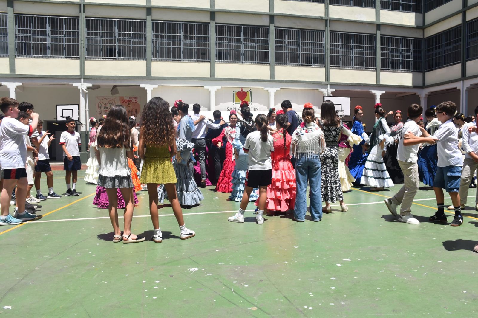 El Colegio de San Agustín disfruta de una feliz jornada solidaria con su Cruz de Mayo