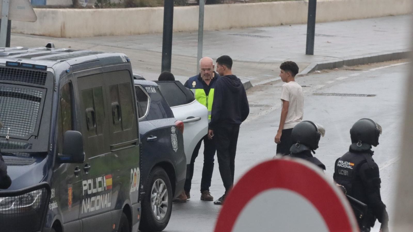 La Policía Nacional escolta a los migrantes que deciden retornar a Marruecos de manera voluntaria