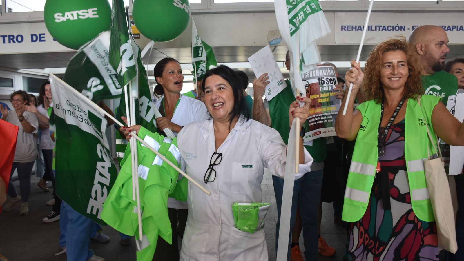 La secretaria general de SATSE en Ceuta, Elisabeth Muñoz, junto a otras compañeras durante la concentración en el Centro de Salud de Otero