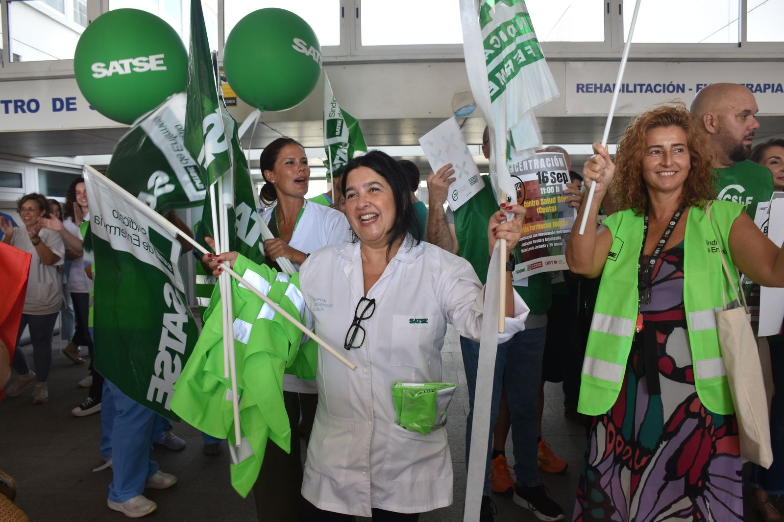La secretaria general de SATSE en Ceuta, Elisabeth Muñoz, junto a otras compañeras durante la concentración en el Centro de Salud de Otero