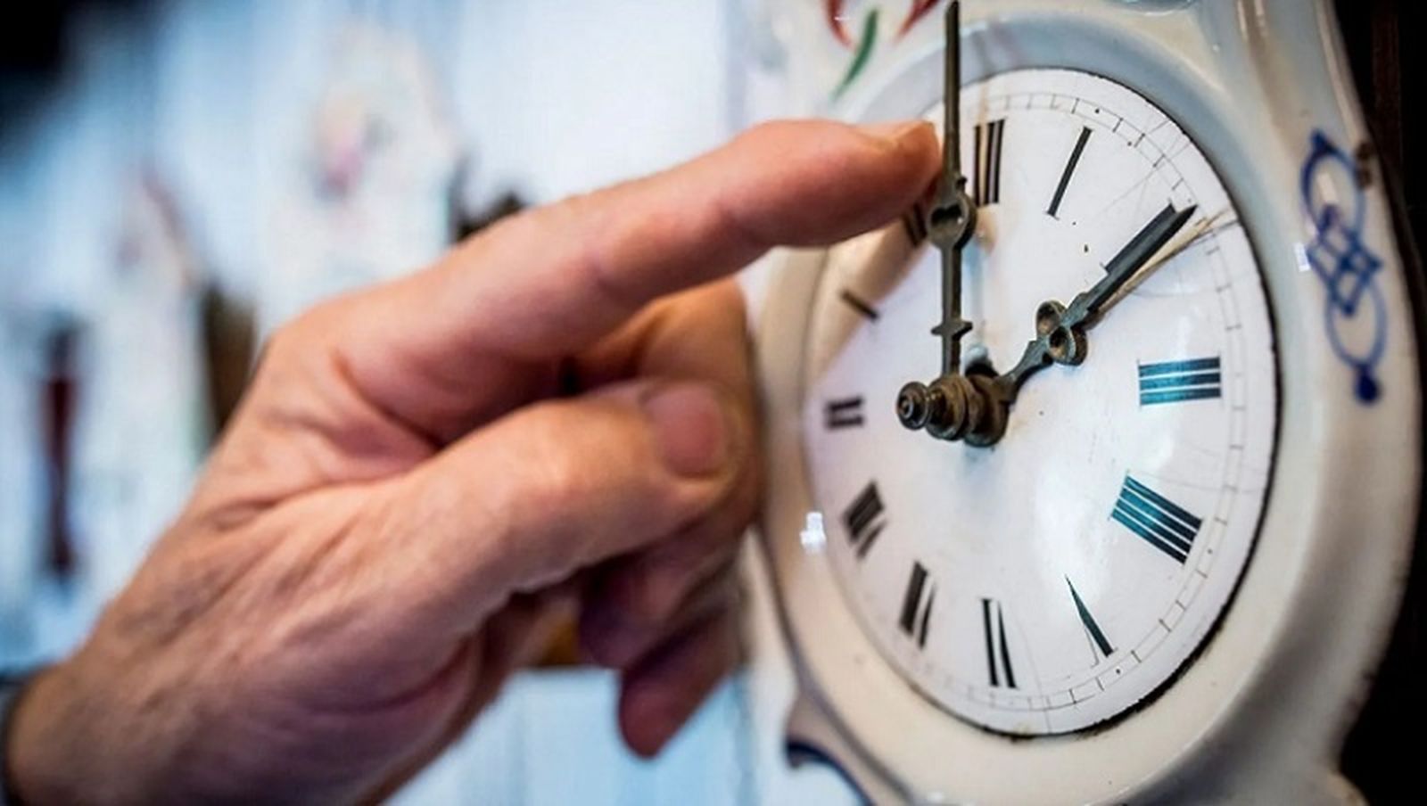 El doble ajuste horario —en marzo y en octubre— tiene como finalidad sincronizar la actividad diaria con las horas de luz solar disponibles