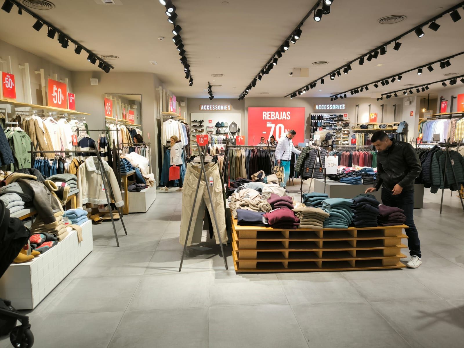 Las rebajas toman Parques de Ceuta en una intensa jornada tras Reyes