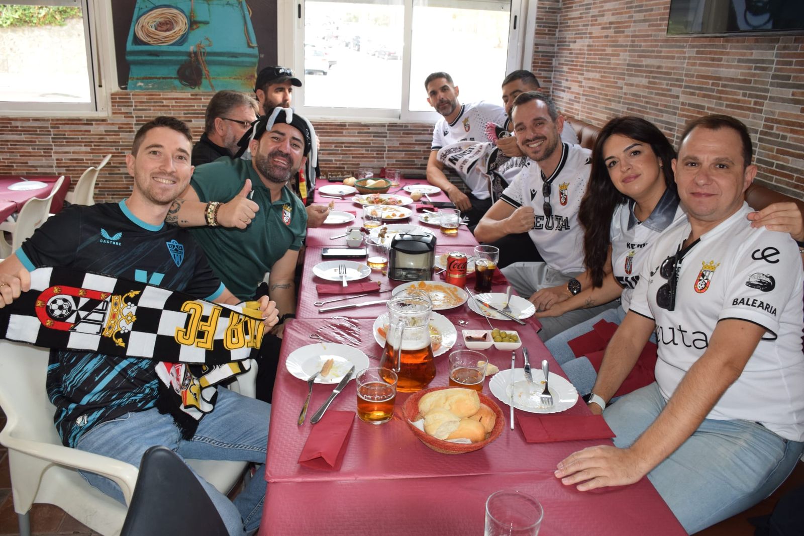 Las aficiones de Ceuta y Almería disfrutan del buen ambiente en la previa al partido