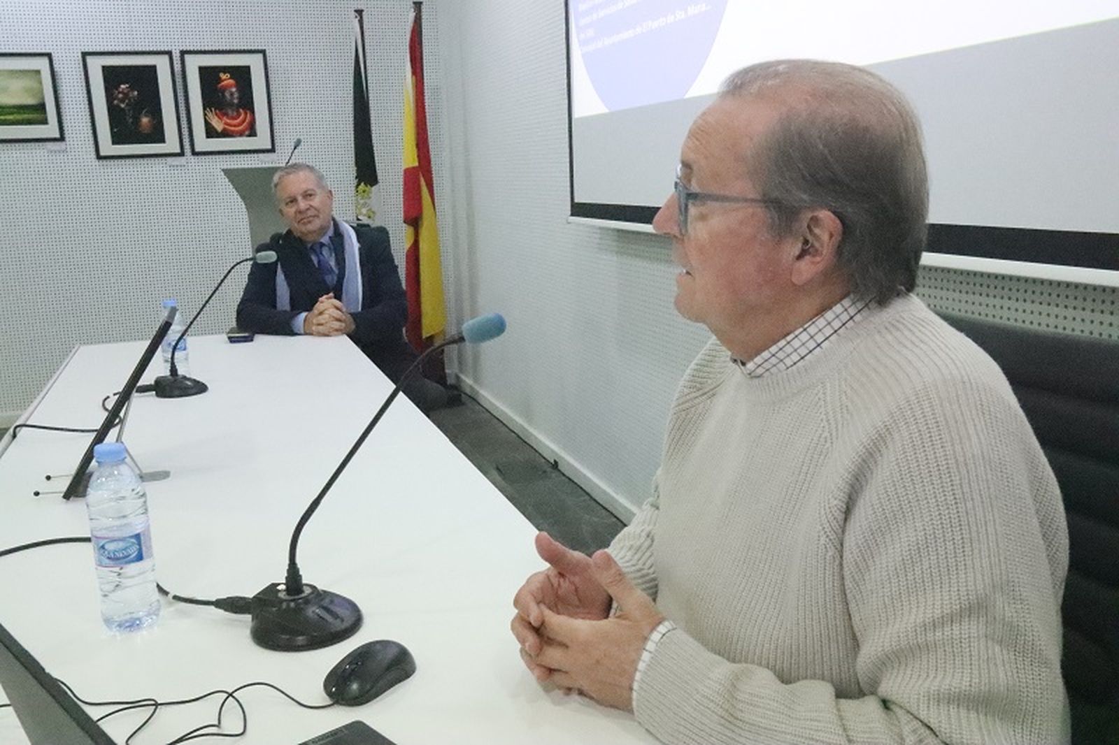 Los masones Julián Domínguez y Pedro Alamillos en la reunión de este jueves. / FOTO REDUAN