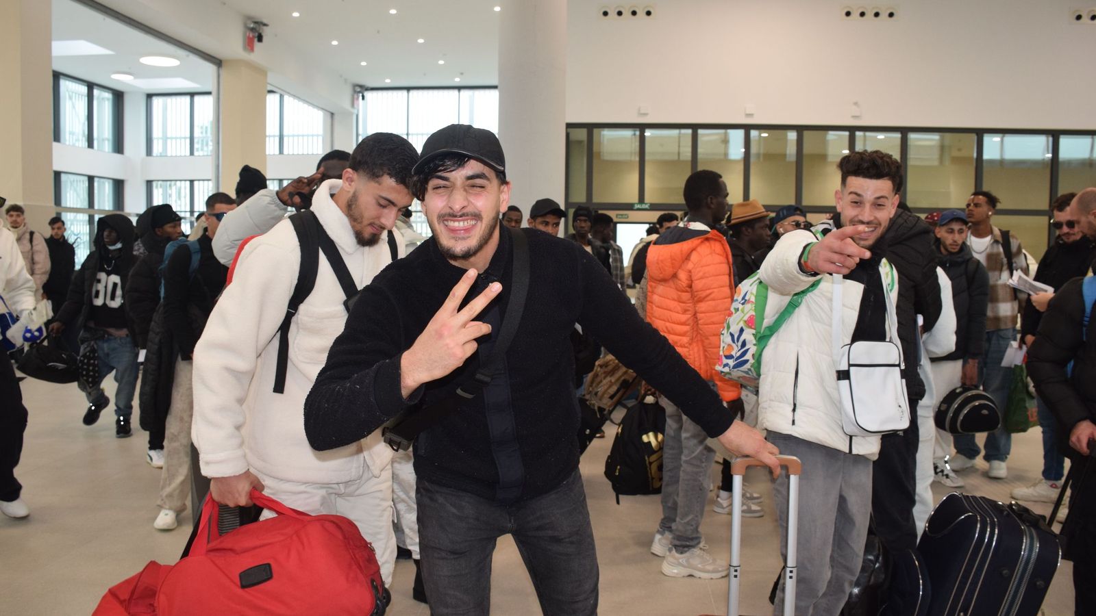 Residentes del CETI posan en la Estación Marítima, desde donde tomaron un barco hacia Algeciras