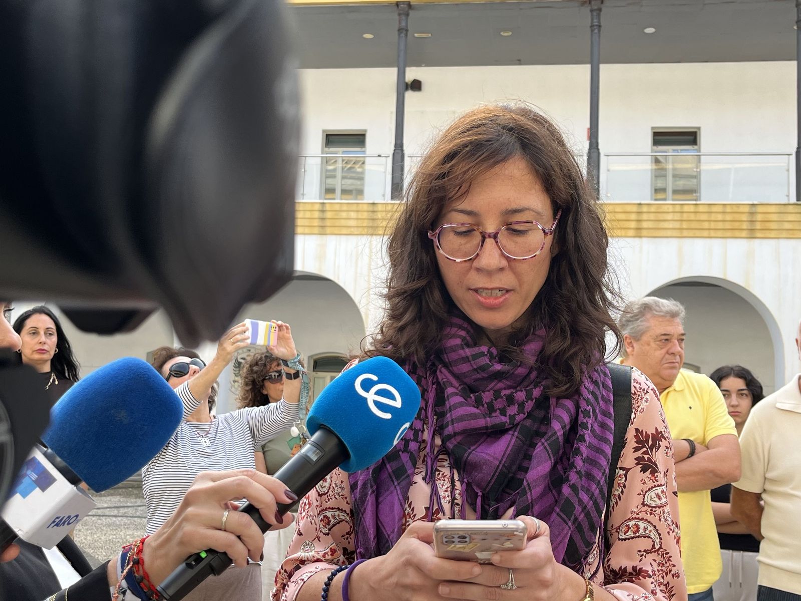La profesora del departamento de Psicología Evolutiva y de la Educación de la UGR en Ceuta, Violeta Pina, durante la lectura del manifiesto por la paz en Palestina
