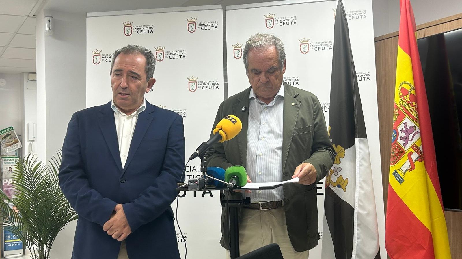 El presidente del Colegio de Farmacéuticos de Ceuta, Mario de Miguel, junto al presidente del Consejo General, Jesús Aguilar