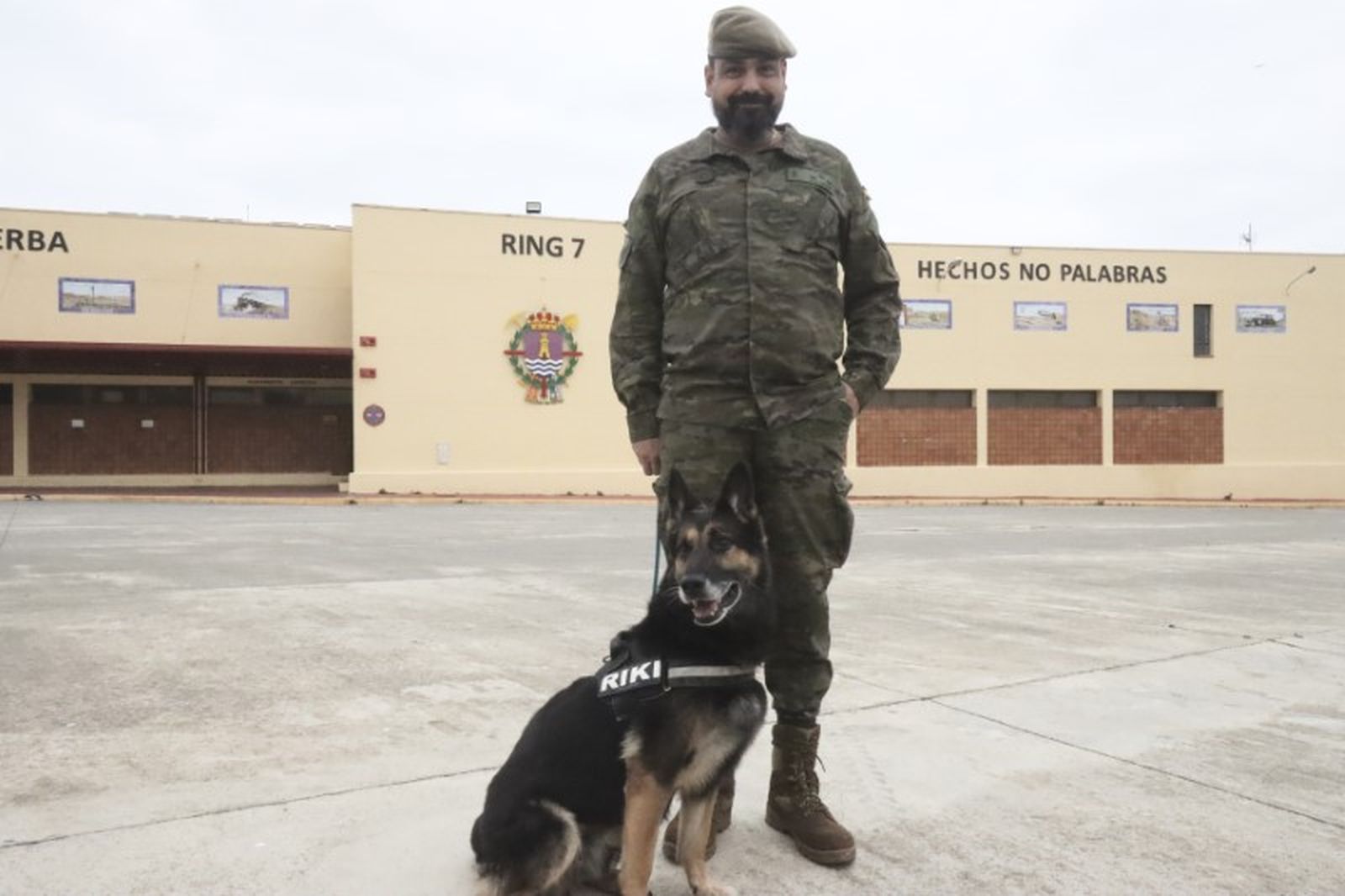 Riki y el capitán Rafael Sainz / REDUAN