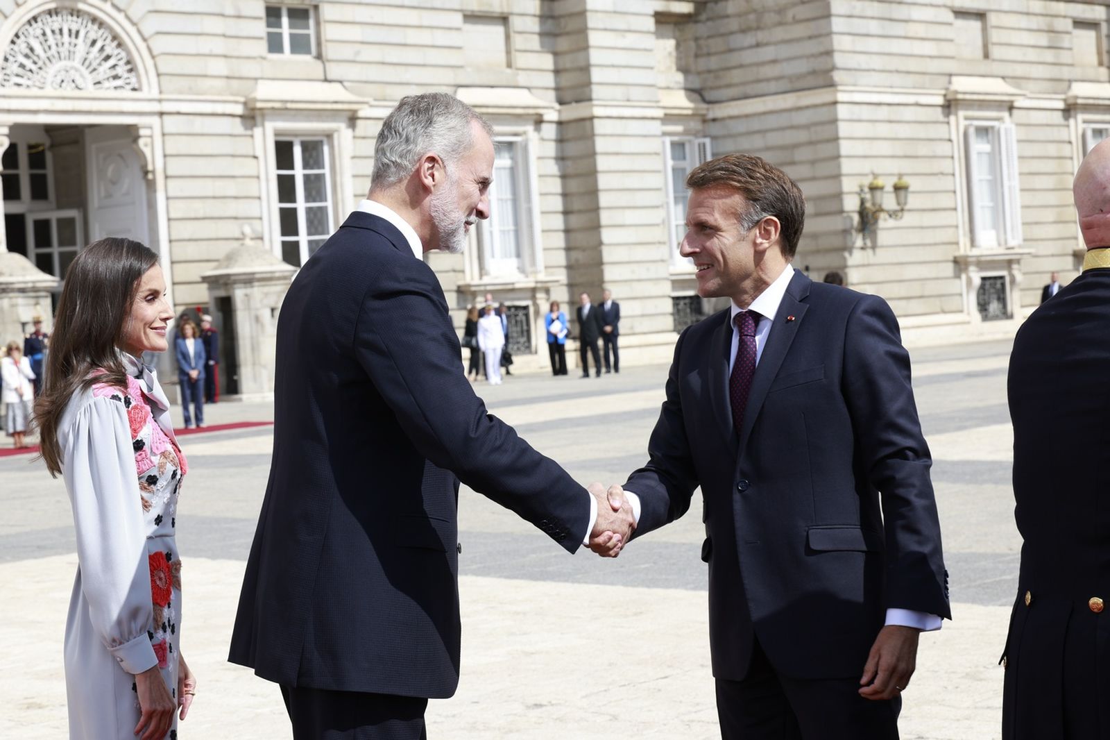 El Rey, Felipe VI, recibe el saludo del presidente de la República Francesa, Emmanuel Macron