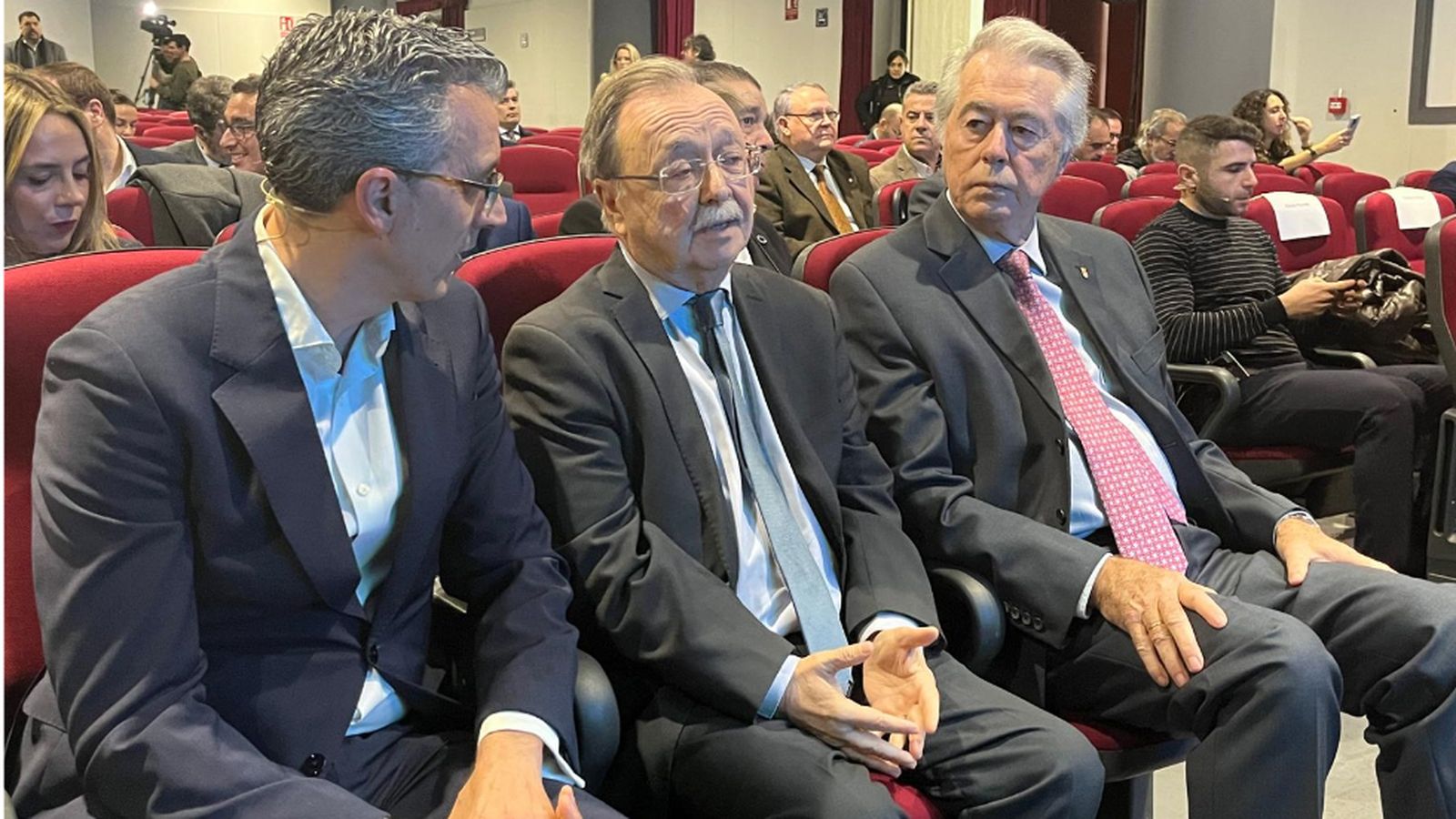 El director territorial de Telefónica, Joaquín Segovia, conversa con el presidente Vivas y con el editor de El Pueblo, José Antonio Muñoz