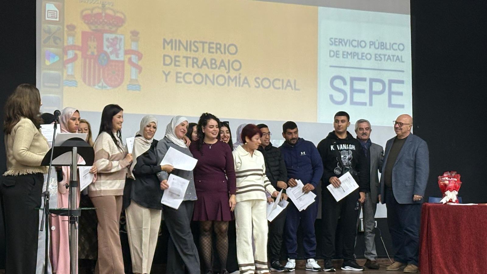 Un grupo de aprendices recogiendo sus diplomas este jueves.