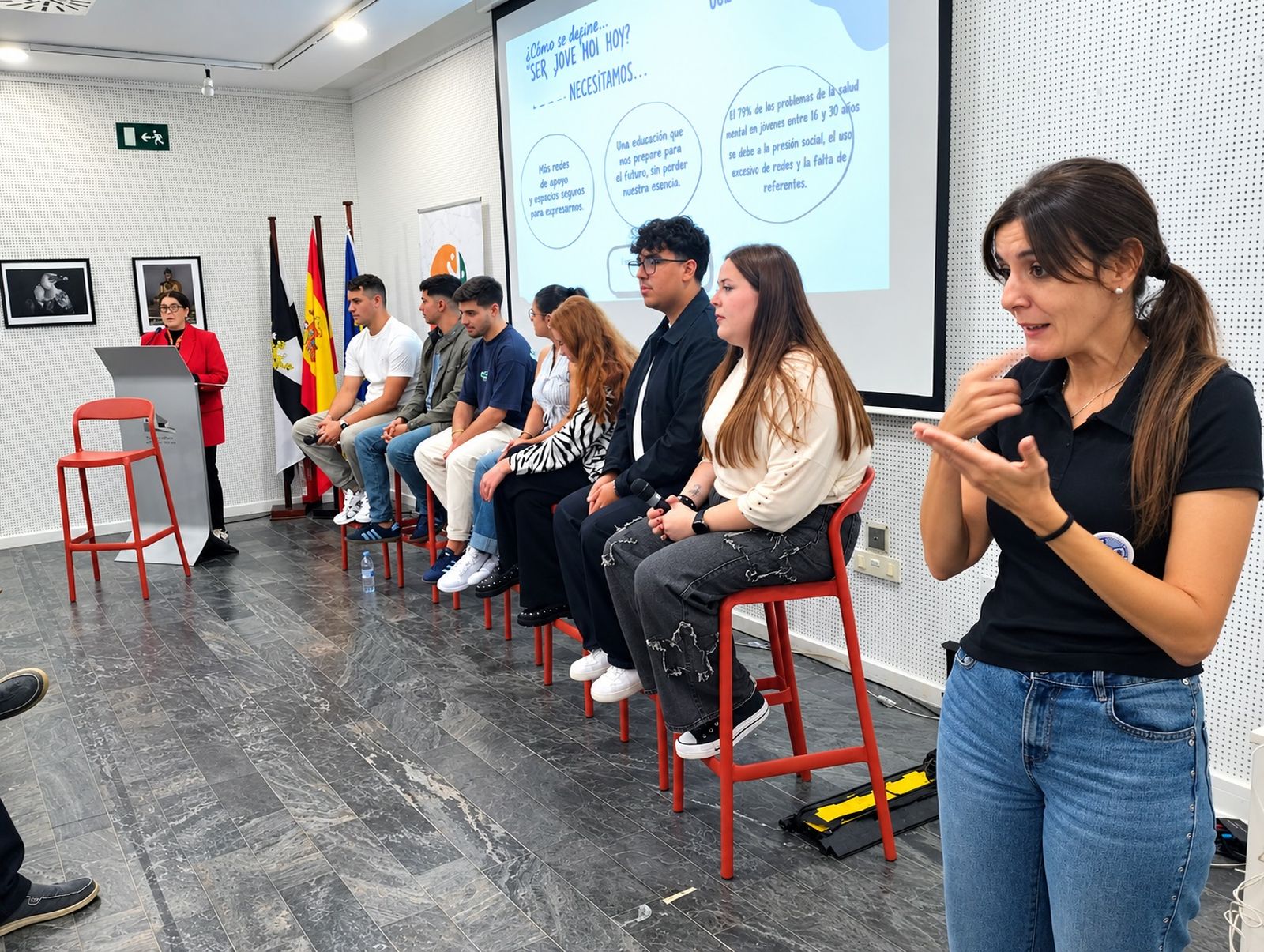 Un momento del acto organizado por ACEFEP en la biblioteca "Adolfo Suárez"