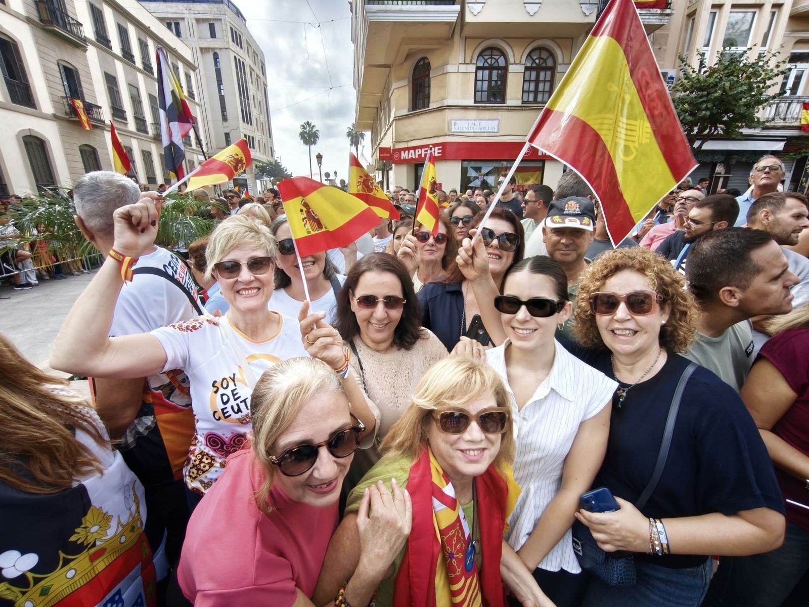 Los Reyes muestran su cercanía a los ceutíes nada más llegar a la ciudad