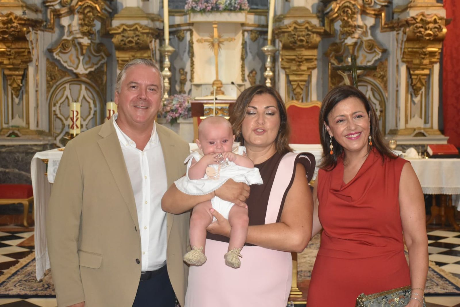 Lucía protagoniza una inolvidable jornada familiar con motivo de su bautizo en Los Remedios