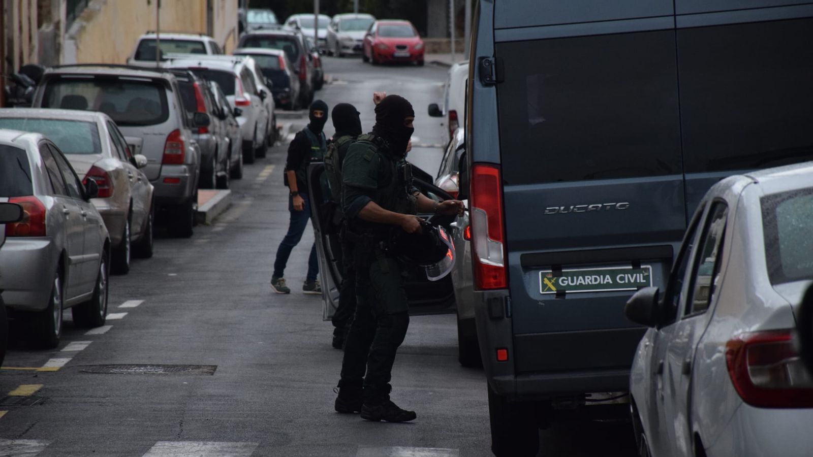 Agentes en la zona de Pasaje Recreo durante el operativo