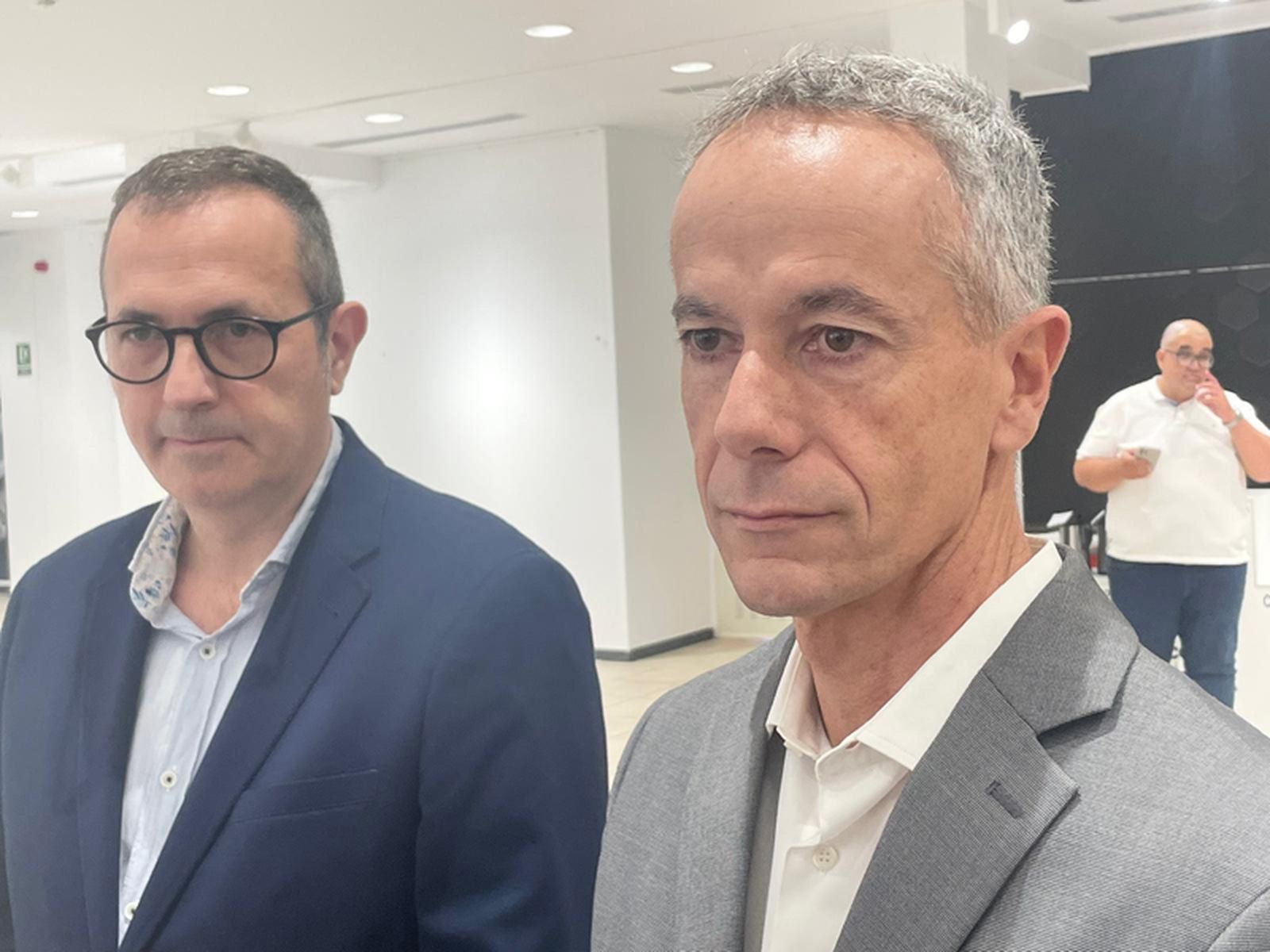 El director general de Educación, Juan Jesús García, junto al director provincial del Ministerio de Educación, Miguel Señor. / FOTO REDUAN