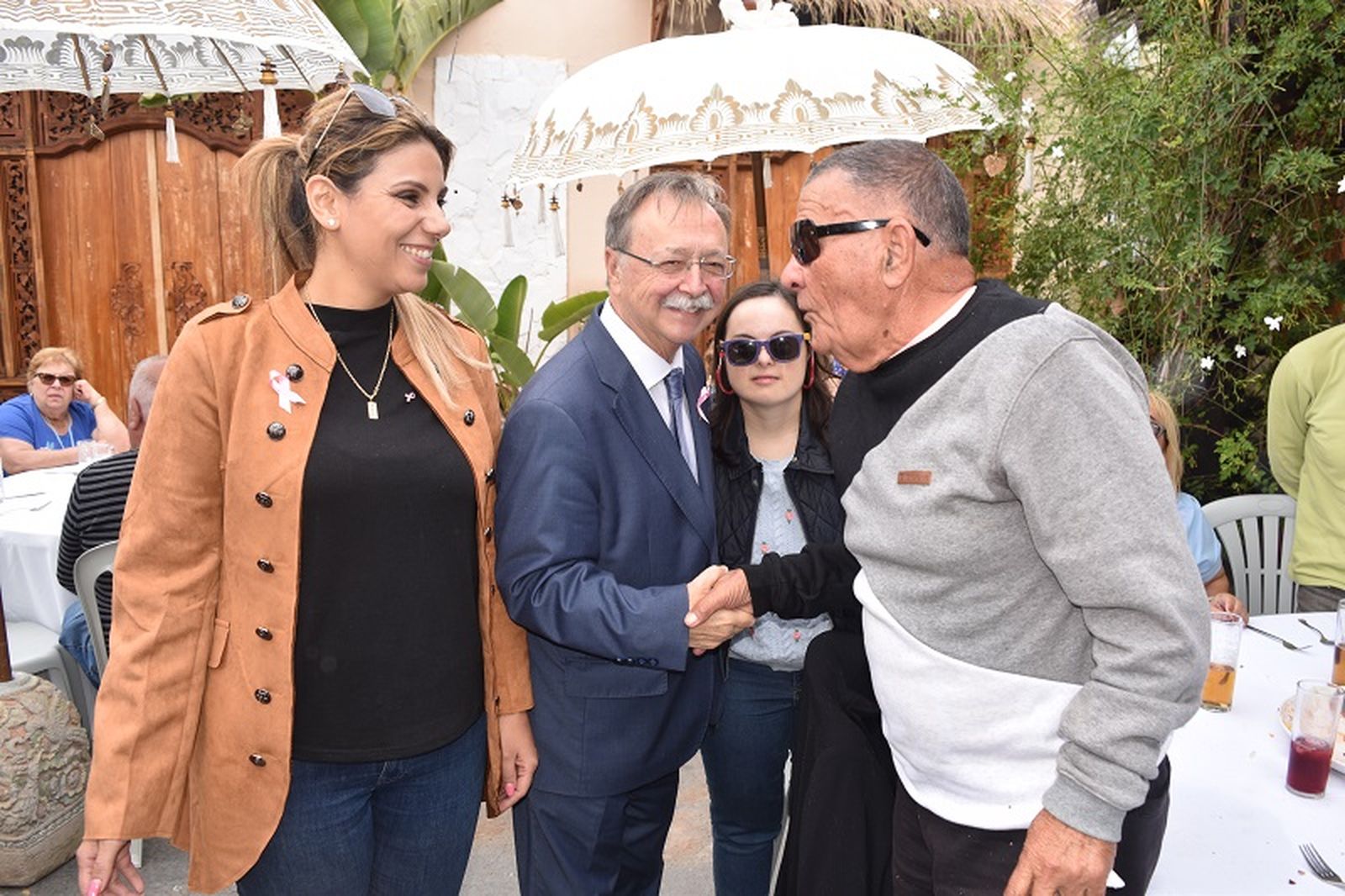 Nabila Benzina y Juan Vivas pasearon por todas las mesas saludando a los asistentes / FOTO NICOL'S