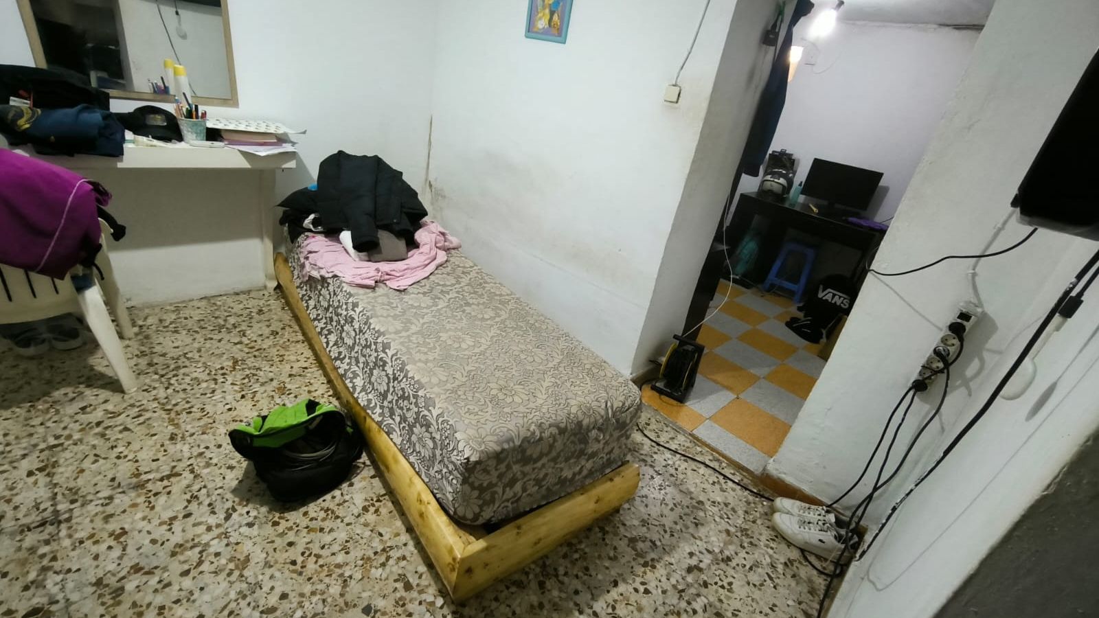 En esos dos cuartos dormían cuatro menores hasta la inundación.