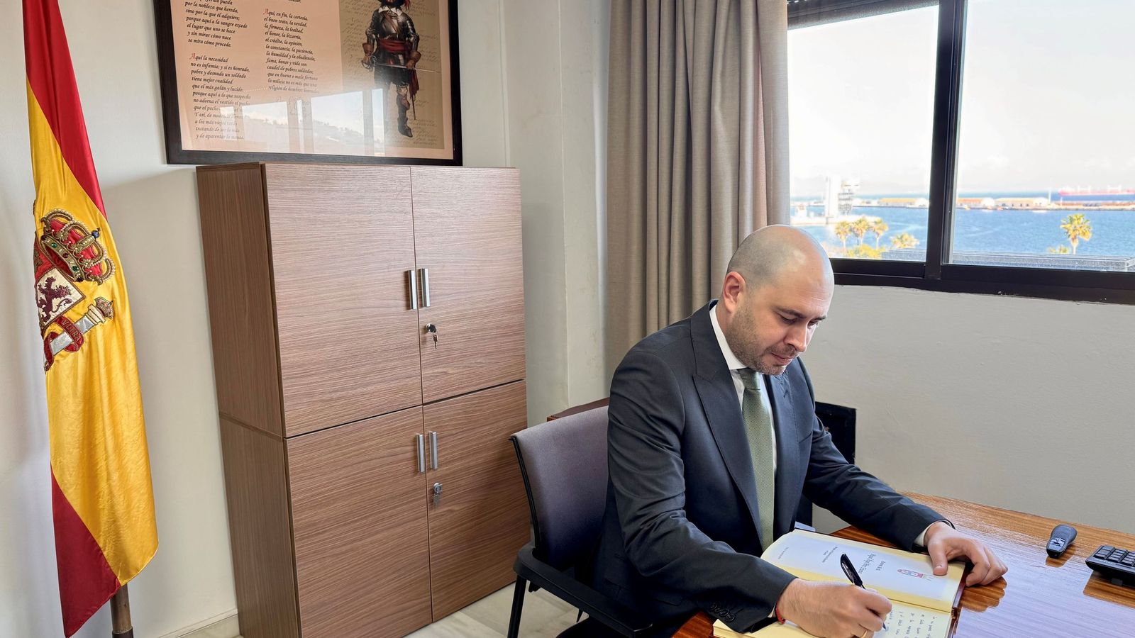 El delegado del Gobierno firma en el Libro de Honor de Defensa